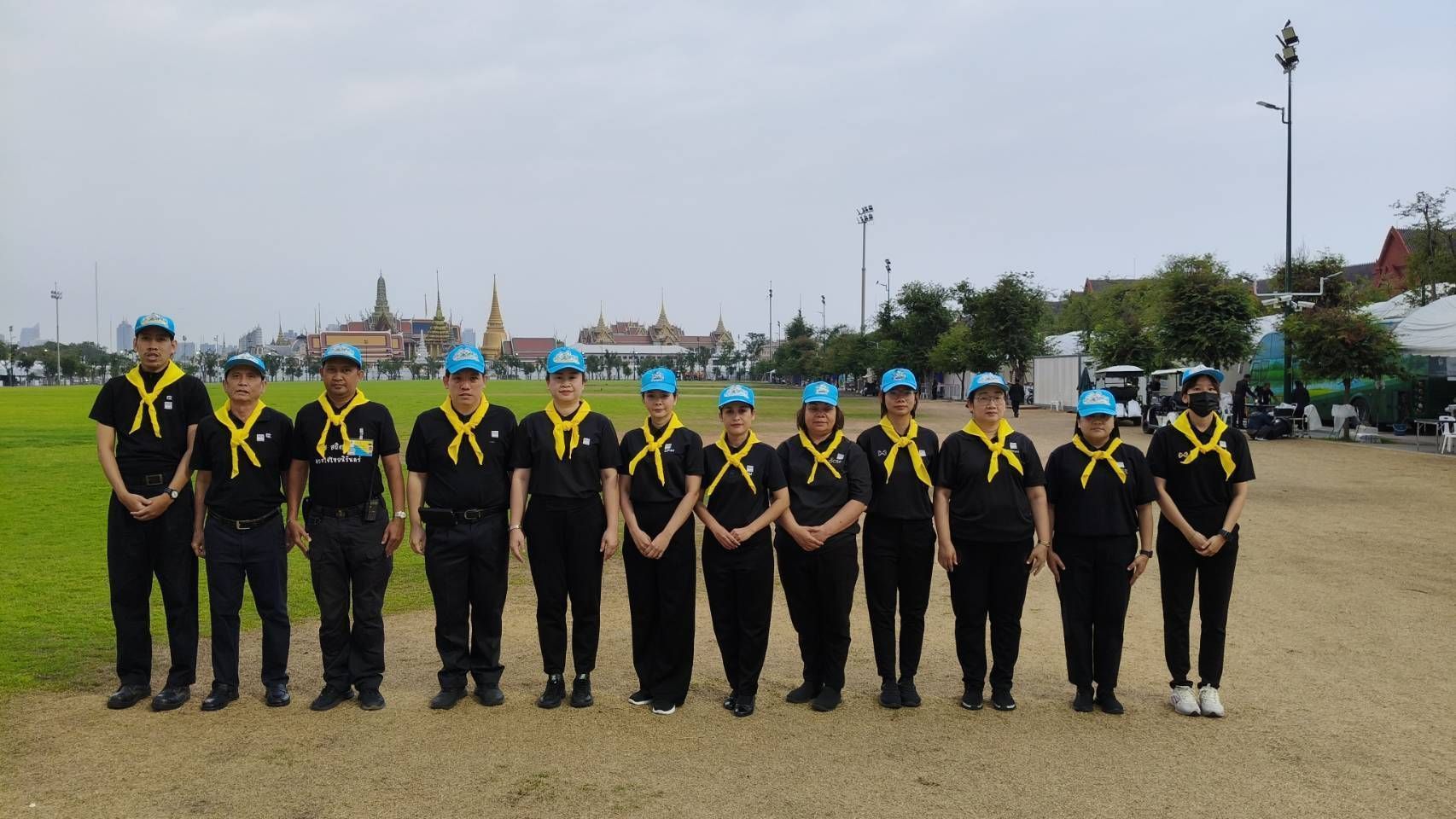 เจ้าหน้าที่จิตอาสาพระราชทาน กพร. เข้าร่วมปฏิบัติหน้าที่ดูแลอํานวยความสะดวกแก่ประชาชนที่เดินทางมาร่วมถวายสักการะพระบรมศพ สมเด็จพระนางเจ้าสิริกิติ์ พระบรมราชินีนาถ พระบรมราชชนนีพันปีหลวง