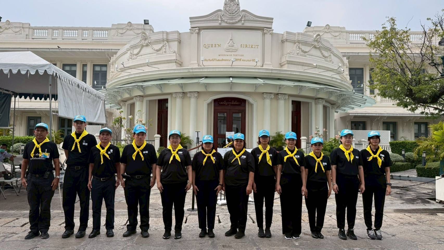 เจ้าหน้าที่จิตอาสาพระราชทาน กพร. เข้าร่วมปฏิบัติหน้าที่ดูแลอํานวยความสะดวกแก่ประชาชนที่เดินทางมาร่วมถวายสักการะพระบรมศพ สมเด็จพระนางเจ้าสิริกิติ์ พระบรมราชินีนาถ พระบรมราชชนนีพันปีหลวง