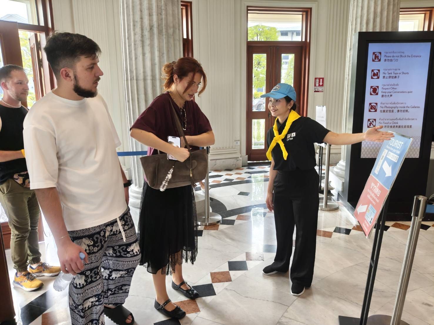 เจ้าหน้าที่จิตอาสาพระราชทาน กพร. เข้าร่วมปฏิบัติหน้าที่ดูแลอํานวยความสะดวกแก่ประชาชนที่เดินทางมาร่วมถวายสักการะพระบรมศพ สมเด็จพระนางเจ้าสิริกิติ์ พระบรมราชินีนาถ พระบรมราชชนนีพันปีหลวง