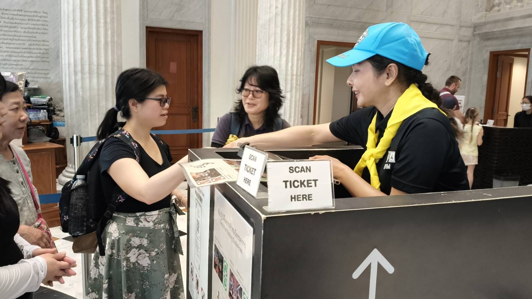 เจ้าหน้าที่จิตอาสาพระราชทาน กพร. เข้าร่วมปฏิบัติหน้าที่ดูแลอํานวยความสะดวกแก่ประชาชนที่เดินทางมาร่วมถวายสักการะพระบรมศพ สมเด็จพระนางเจ้าสิริกิติ์ พระบรมราชินีนาถ พระบรมราชชนนีพันปีหลวง