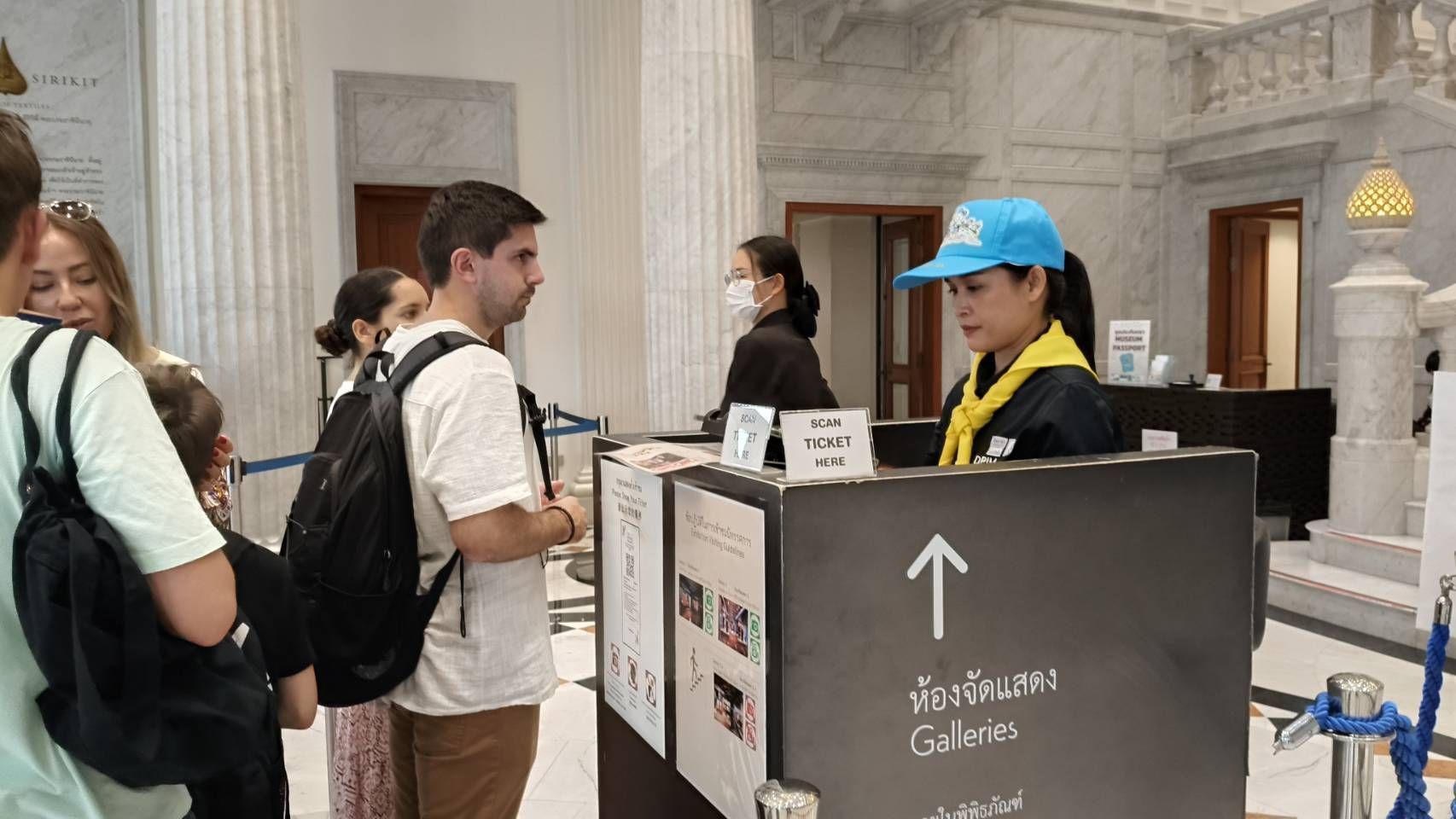 เจ้าหน้าที่จิตอาสาพระราชทาน กพร. เข้าร่วมปฏิบัติหน้าที่ดูแลอํานวยความสะดวกแก่ประชาชนที่เดินทางมาร่วมถวายสักการะพระบรมศพ สมเด็จพระนางเจ้าสิริกิติ์ พระบรมราชินีนาถ พระบรมราชชนนีพันปีหลวง