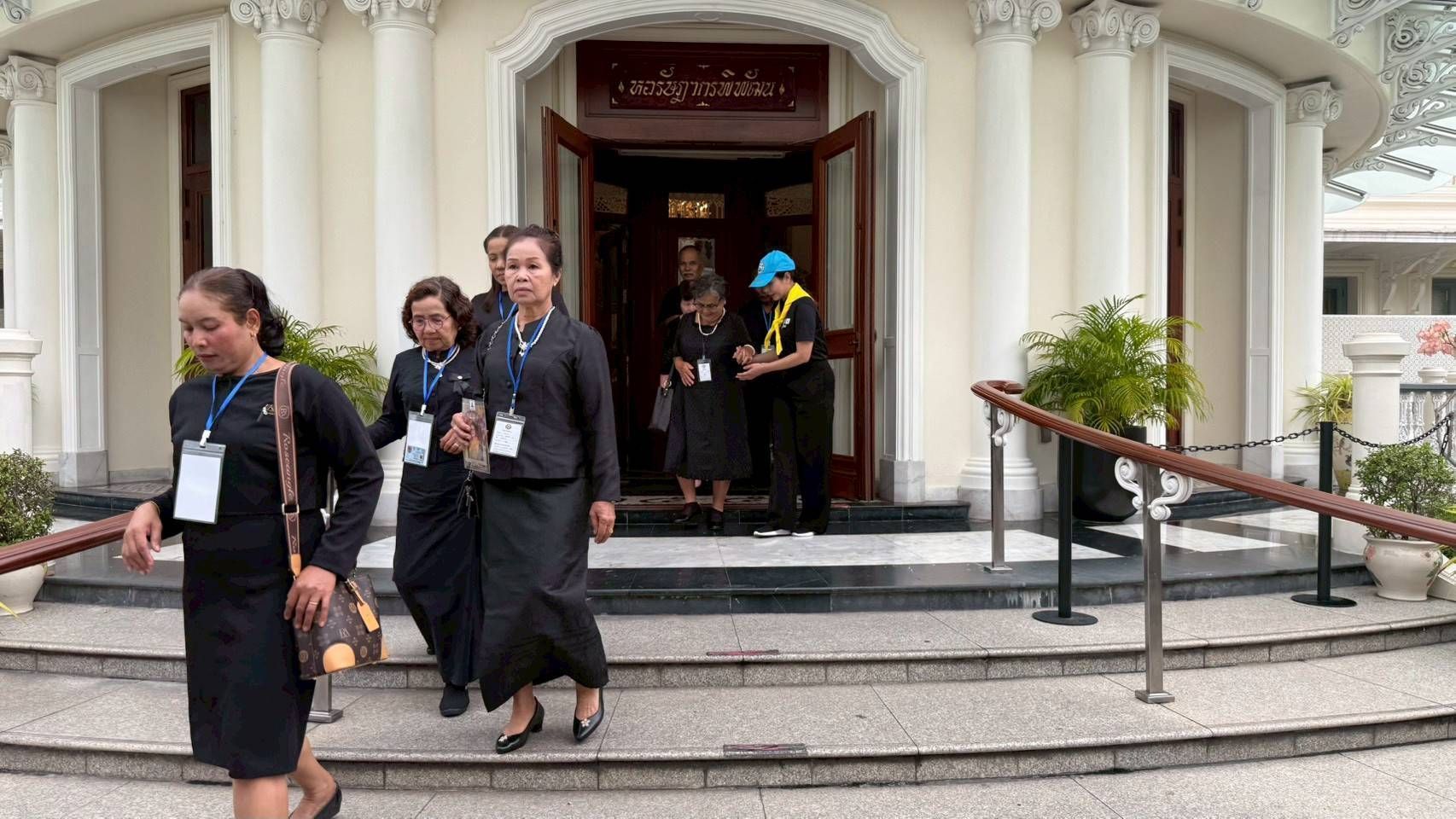 เจ้าหน้าที่จิตอาสาพระราชทาน กพร. เข้าร่วมปฏิบัติหน้าที่ดูแลอํานวยความสะดวกแก่ประชาชนที่เดินทางมาร่วมถวายสักการะพระบรมศพ สมเด็จพระนางเจ้าสิริกิติ์ พระบรมราชินีนาถ พระบรมราชชนนีพันปีหลวง