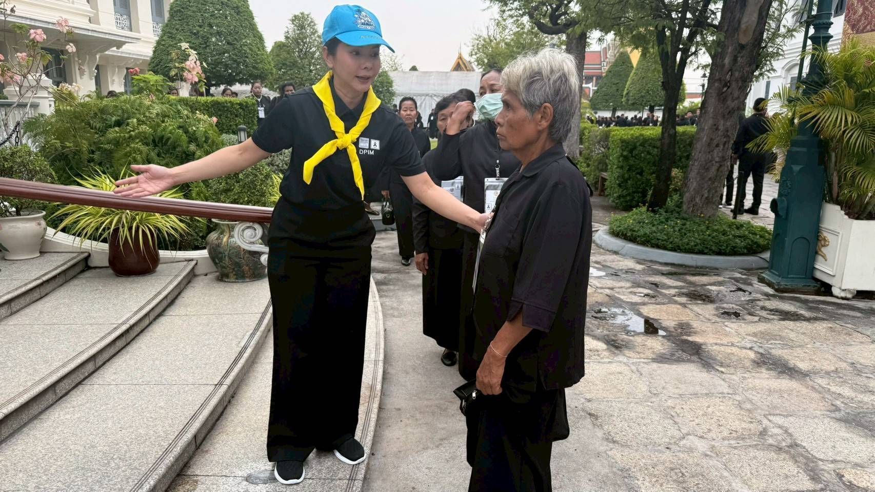 เจ้าหน้าที่จิตอาสาพระราชทาน กพร. เข้าร่วมปฏิบัติหน้าที่ดูแลอํานวยความสะดวกแก่ประชาชนที่เดินทางมาร่วมถวายสักการะพระบรมศพ สมเด็จพระนางเจ้าสิริกิติ์ พระบรมราชินีนาถ พระบรมราชชนนีพันปีหลวง