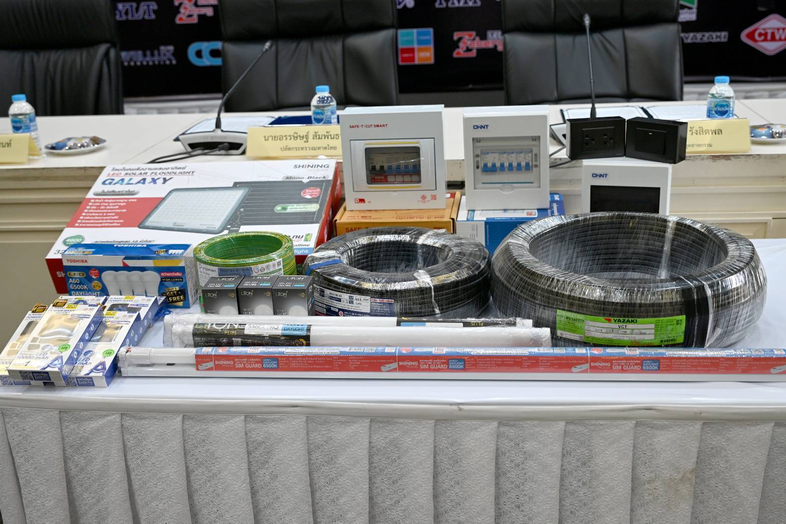 ลสล. เข้าร่วมพิธีมอบอุปกรณ์ไฟฟ้าตรา มอก. ช่วยเหลือผู้ประสบอุทกภัยภาคใต้