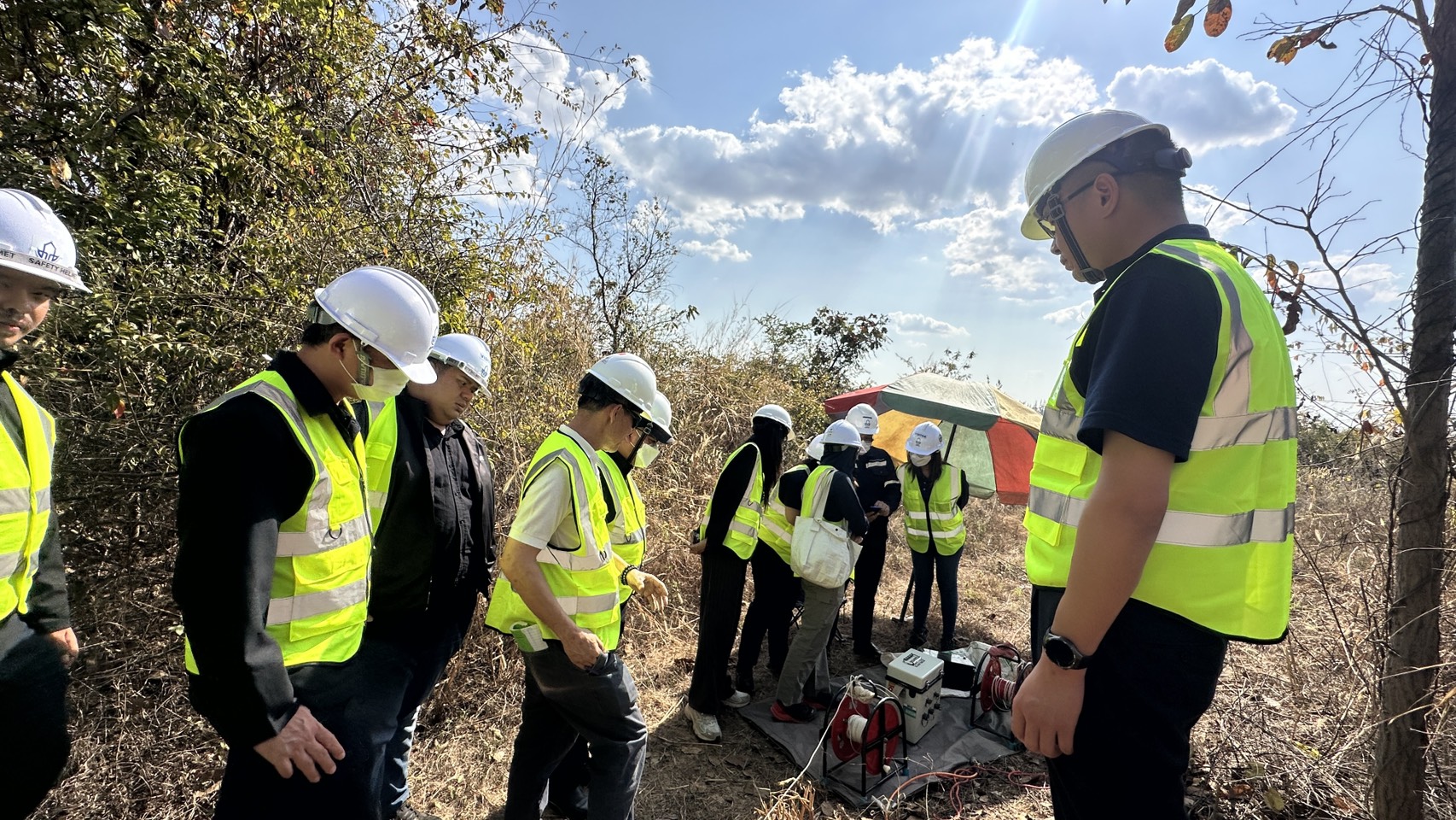 กพร. ร่วมติดตามความคืบหน้าการสำรวจความต้านทานไฟฟ้าจำเพาะ การเจาะสำรวจทางธรณีเทคนิค เพื่อใช้เป็นข้อมูลประกอบการจัดทำแบบจำลองน้ำใต้ดิน โครงการเหมืองแร่โพแทช บริษัท เอเซีย แปซิฟิค โปแตซ คอร์ปอเรชั่น จำกัด