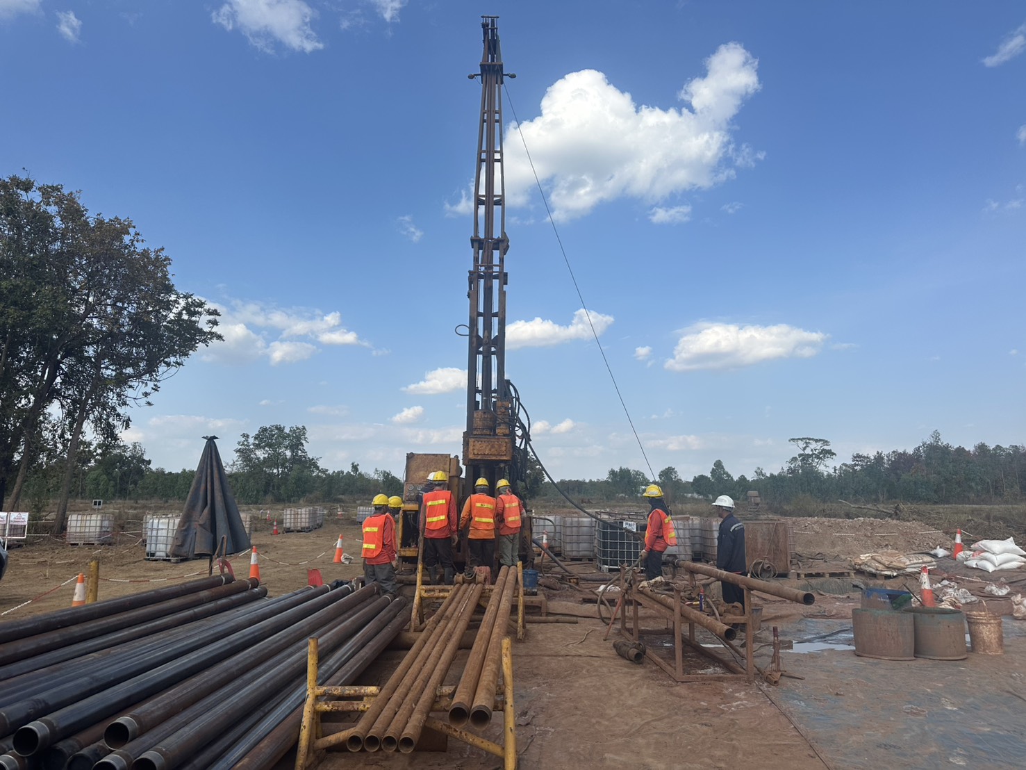 กพร. ร่วมติดตามความคืบหน้าการสำรวจความต้านทานไฟฟ้าจำเพาะ การเจาะสำรวจทางธรณีเทคนิค เพื่อใช้เป็นข้อมูลประกอบการจัดทำแบบจำลองน้ำใต้ดิน โครงการเหมืองแร่โพแทช บริษัท เอเซีย แปซิฟิค โปแตซ คอร์ปอเรชั่น จำกัด