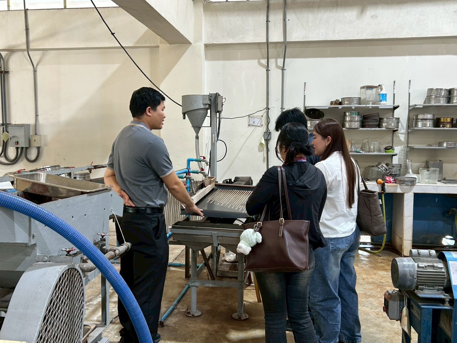 กนอ. ให้การต้อนรับ Mr. Arran Marshall นายวิชิต ประกายพรรณ ผู้บริหารและผู้แทนจาก บริษัท ไทย คริติคัล มิเนอรัลส์ จำกัด ในโอกาสเข้าเยี่ยมชมศูนย์วิจัยและพัฒนาเทคโนโลยีรีไซเคิลของ กพร.