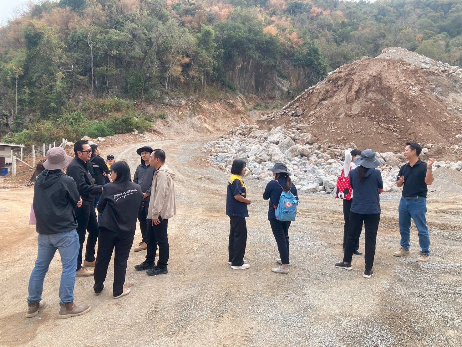 สรข.7 นำเสนอชี้แจงข้อมูล และตอบข้อซักถามของเจ้าหน้าที่จาก สตง. ในเรื่องของอำนาจหน้าที่ การควบคุมกำกับดูแลการบริหารจัดการแร่