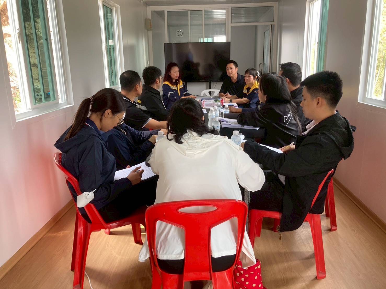 สรข.7 นำเสนอชี้แจงข้อมูล และตอบข้อซักถามของเจ้าหน้าที่จาก สตง. ในเรื่องของอำนาจหน้าที่ การควบคุมกำกับดูแลการบริหารจัดการแร่