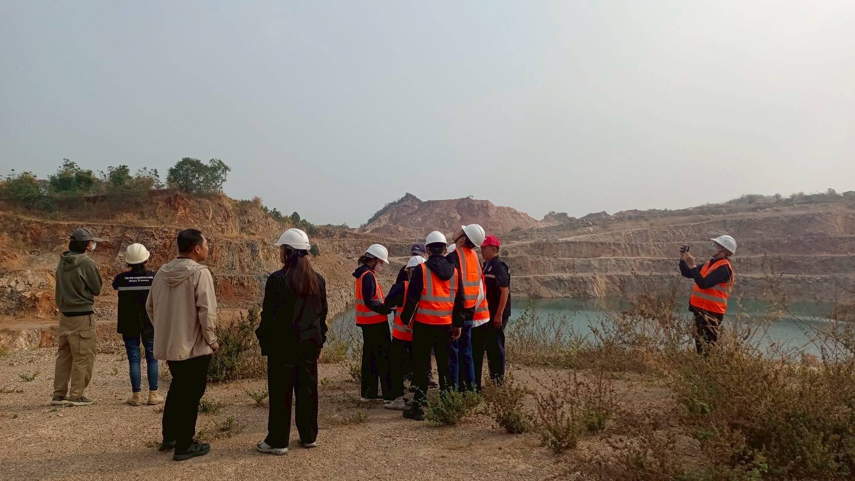 สรข.7 นำเสนอชี้แจงข้อมูล และตอบข้อซักถามของเจ้าหน้าที่จาก สตง. ในเรื่องของอำนาจหน้าที่ การควบคุมกำกับดูแลการบริหารจัดการแร่