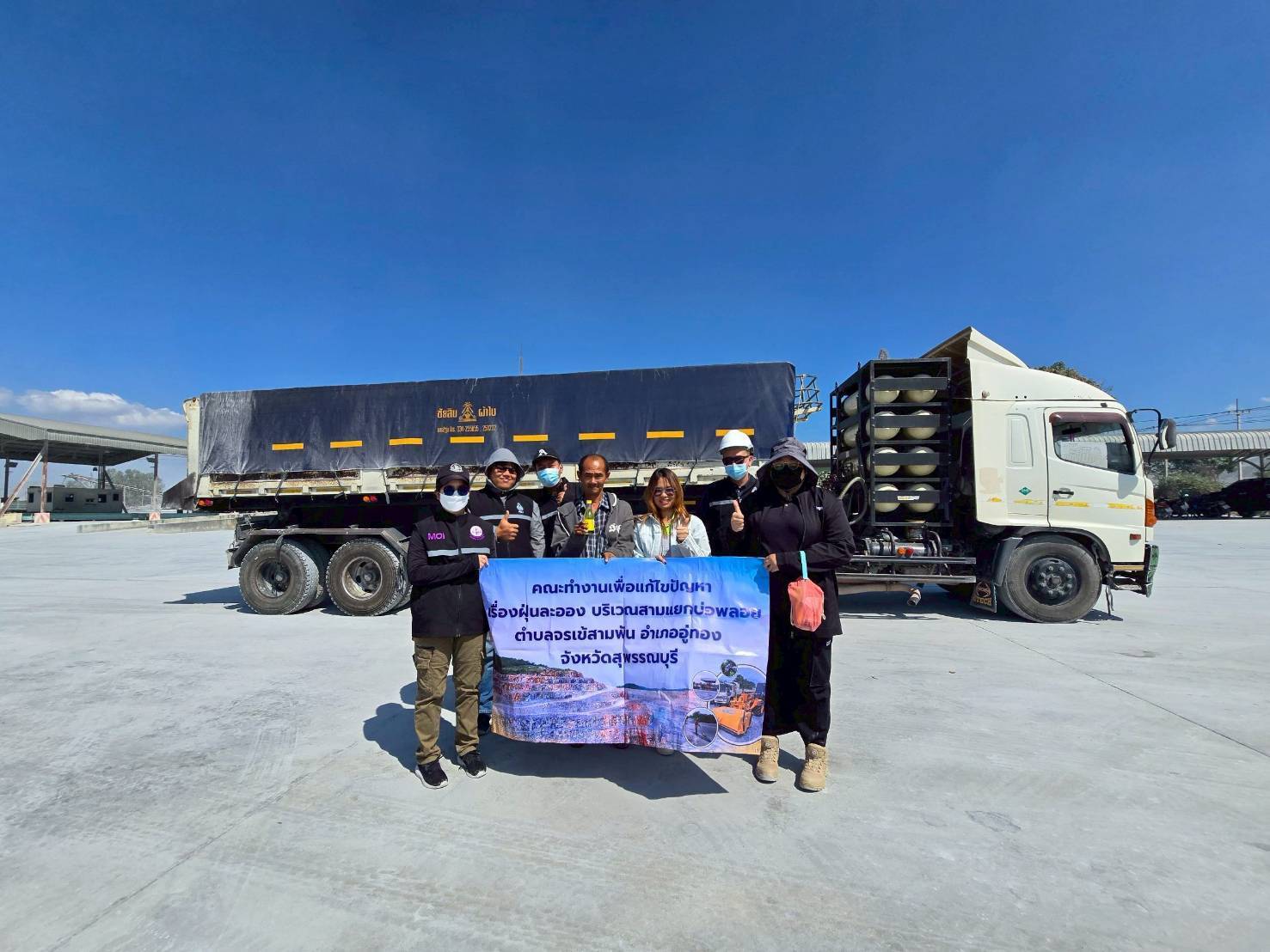 สรข.7 ลงพื้นที่ตรวจติดตามมาตรการการปิดคลุมรถบรรทุก บริเวณสามแยกบ่อพลอย ต.จรเข้สามพัน อ.อู่ทอง จ.สุพรรณบุรี