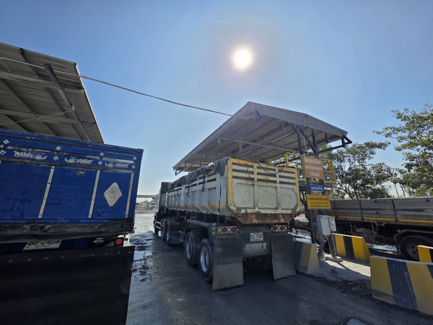 สรข.7 ลงพื้นที่ตรวจติดตามมาตรการการปิดคลุมรถบรรทุก บริเวณสามแยกบ่อพลอย ต.จรเข้สามพัน อ.อู่ทอง จ.สุพรรณบุรี