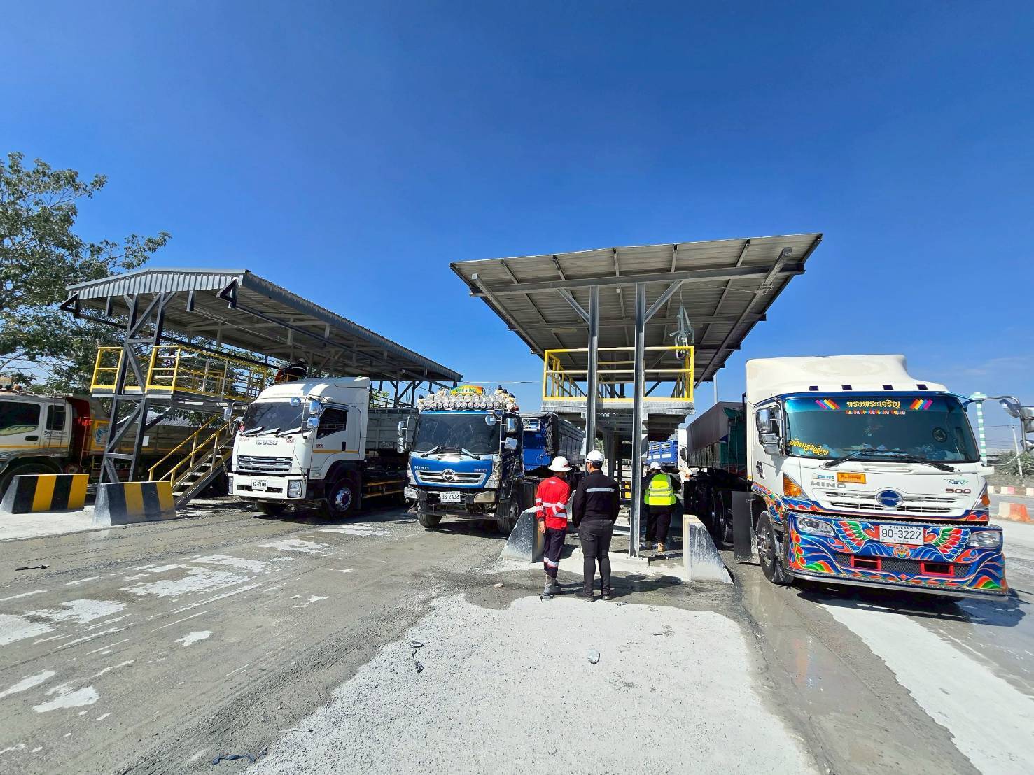 สรข.7 ลงพื้นที่ตรวจติดตามมาตรการการปิดคลุมรถบรรทุก บริเวณสามแยกบ่อพลอย ต.จรเข้สามพัน อ.อู่ทอง จ.สุพรรณบุรี