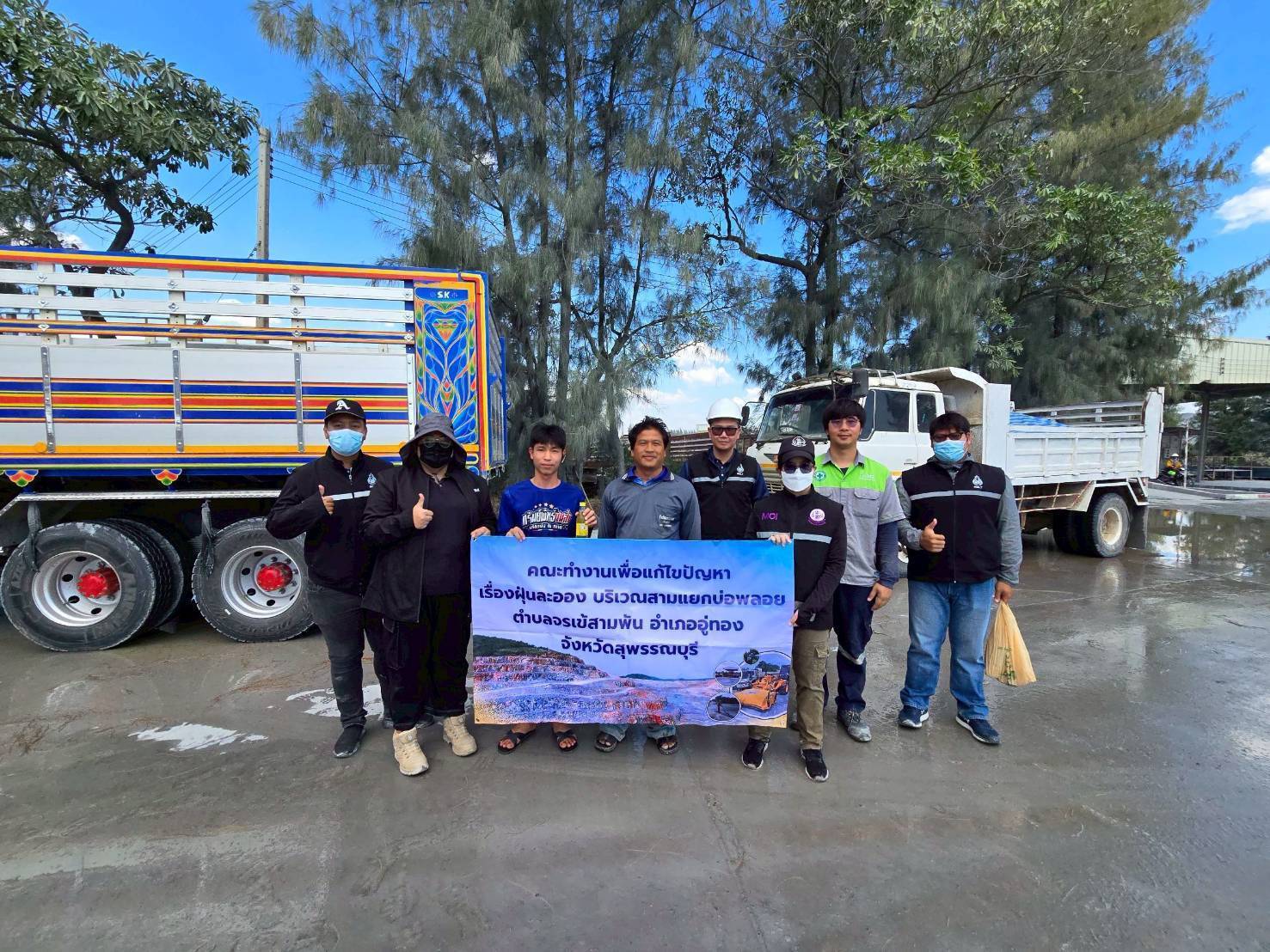 สรข.7 ลงพื้นที่ตรวจติดตามมาตรการการปิดคลุมรถบรรทุก บริเวณสามแยกบ่อพลอย ต.จรเข้สามพัน อ.อู่ทอง จ.สุพรรณบุรี