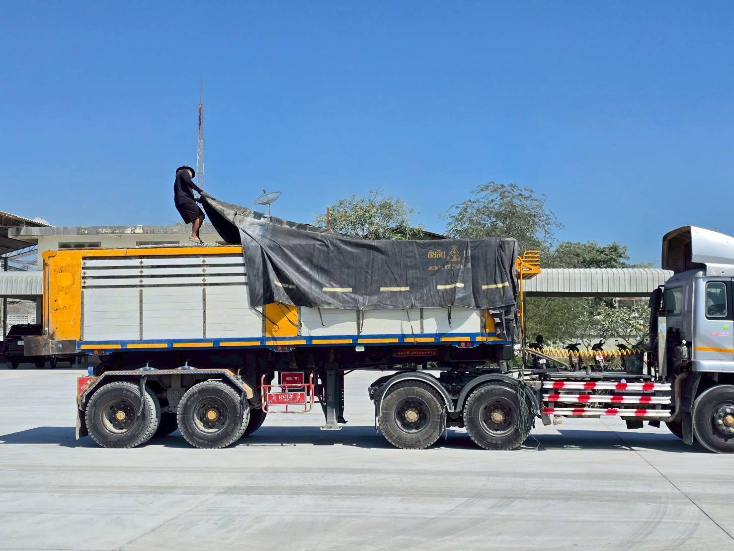 สรข.7 ลงพื้นที่ตรวจติดตามมาตรการการปิดคลุมรถบรรทุก บริเวณสามแยกบ่อพลอย ต.จรเข้สามพัน อ.อู่ทอง จ.สุพรรณบุรี