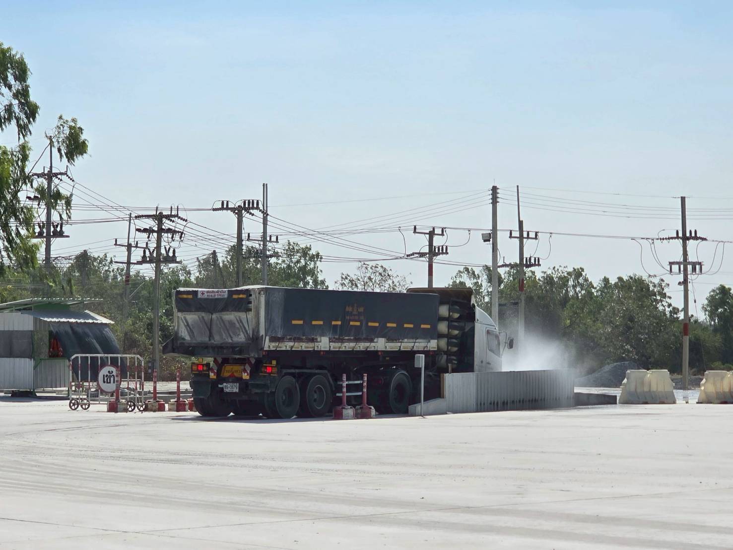 สรข.7 ลงพื้นที่ตรวจติดตามมาตรการการปิดคลุมรถบรรทุก บริเวณสามแยกบ่อพลอย ต.จรเข้สามพัน อ.อู่ทอง จ.สุพรรณบุรี