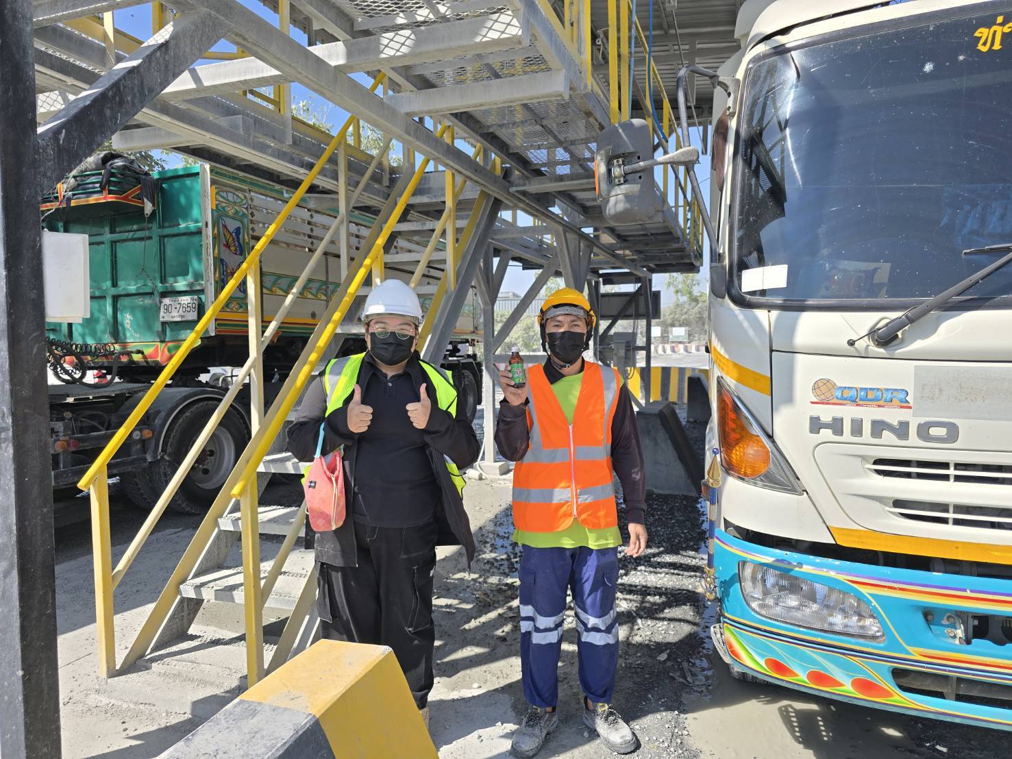 สรข.7 ลงพื้นที่ตรวจติดตามมาตรการการปิดคลุมรถบรรทุก บริเวณสามแยกบ่อพลอย ต.จรเข้สามพัน อ.อู่ทอง จ.สุพรรณบุรี