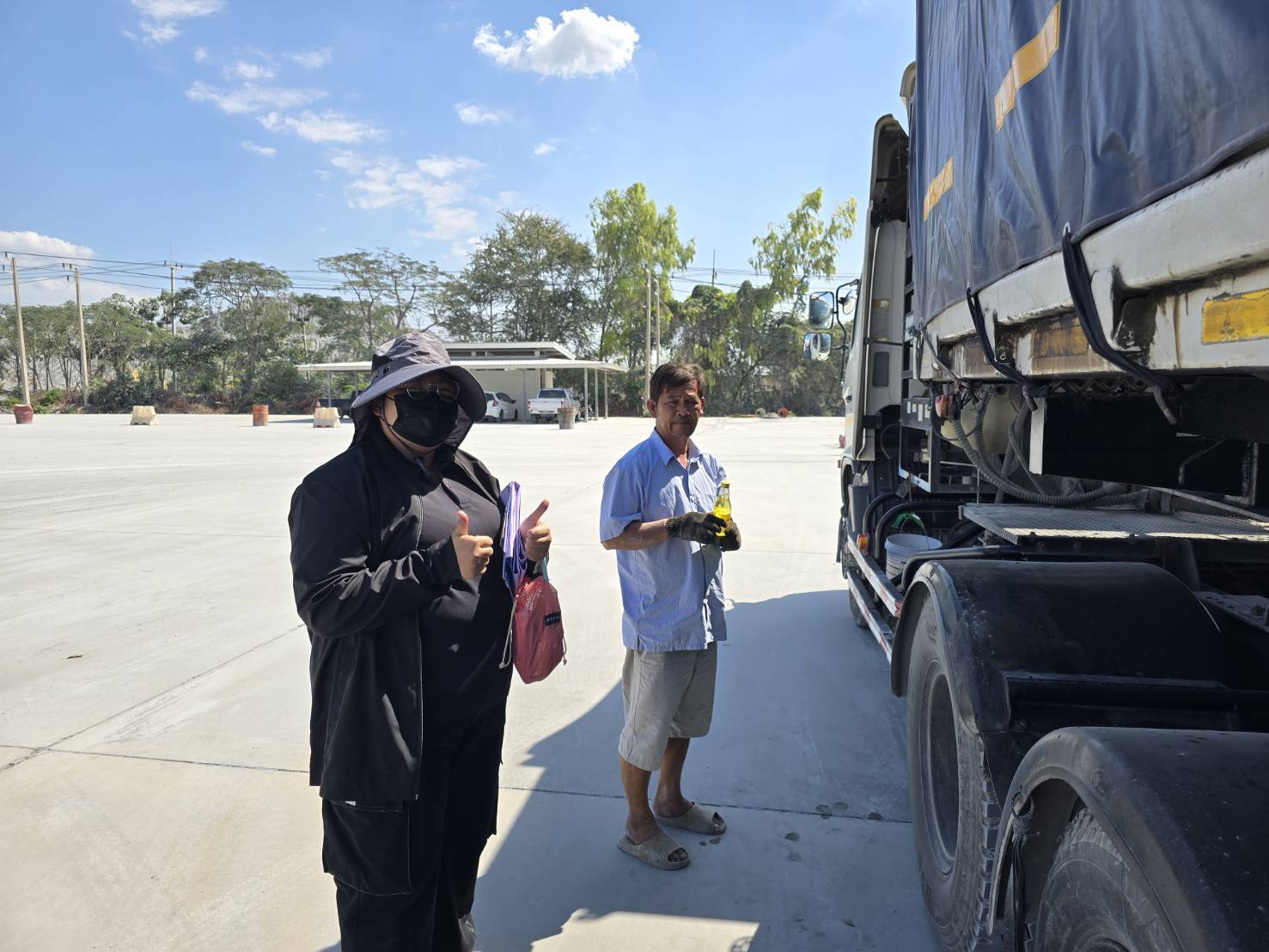 สรข.7 ลงพื้นที่ตรวจติดตามมาตรการการปิดคลุมรถบรรทุก บริเวณสามแยกบ่อพลอย ต.จรเข้สามพัน อ.อู่ทอง จ.สุพรรณบุรี