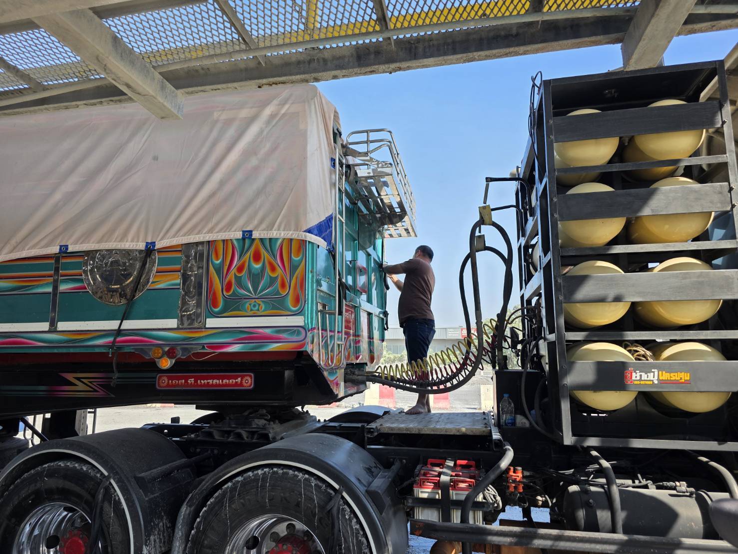 สรข.7 ลงพื้นที่ตรวจติดตามมาตรการการปิดคลุมรถบรรทุก บริเวณสามแยกบ่อพลอย ต.จรเข้สามพัน อ.อู่ทอง จ.สุพรรณบุรี