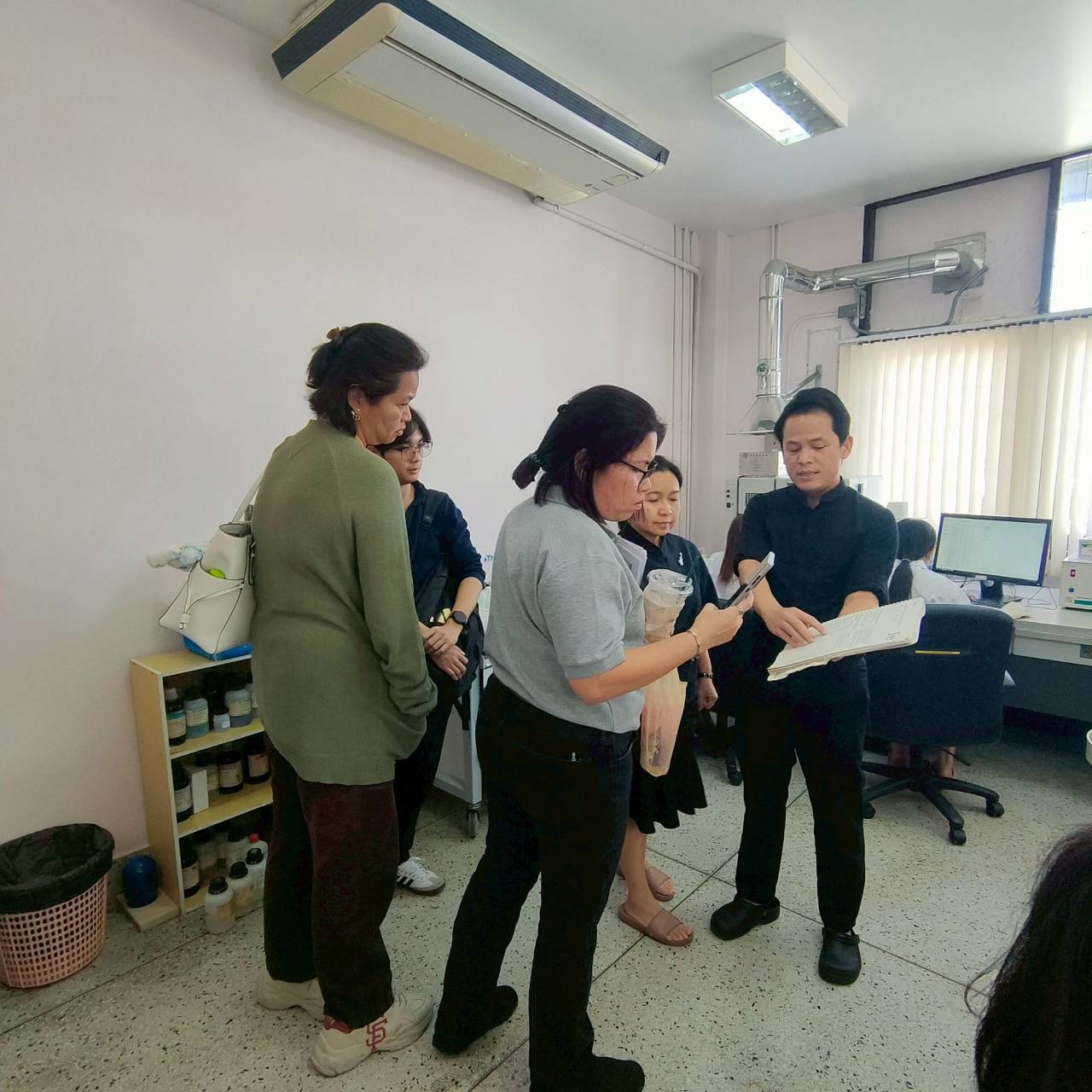 เจ้าหน้าที่ กนอ. ให้การต้อนรับเจ้าหน้าที่จากบริษัท โอกิทานิ (ไทยแลนด์) จำกัด  ห้องปฏิบัติการทดสอบ กลุ่มวิเคราะห์และตรวจสอบ ศูนย์วิจัยและพัฒนาเทคโนโลยีรีไซเคิล อ.พระประแดง จ.สมุทรปราการ