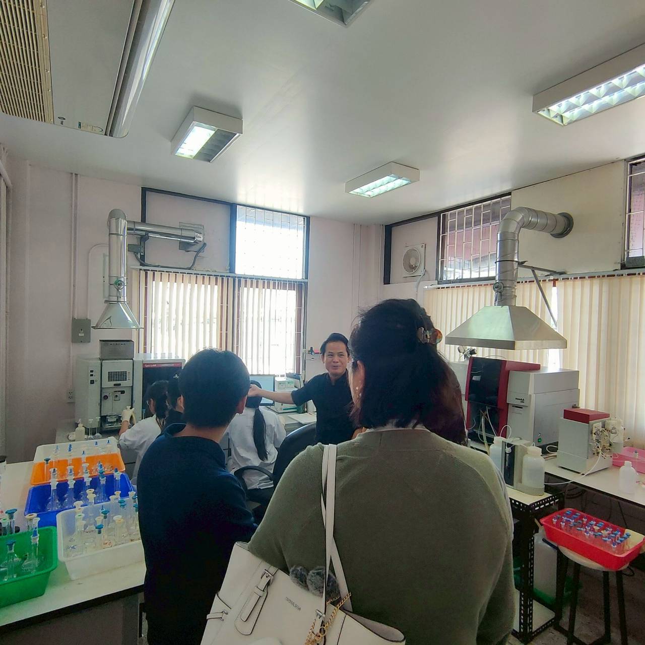 เจ้าหน้าที่ กนอ. ให้การต้อนรับเจ้าหน้าที่จากบริษัท โอกิทานิ (ไทยแลนด์) จำกัด  ห้องปฏิบัติการทดสอบ กลุ่มวิเคราะห์และตรวจสอบ ศูนย์วิจัยและพัฒนาเทคโนโลยีรีไซเคิล อ.พระประแดง จ.สมุทรปราการ