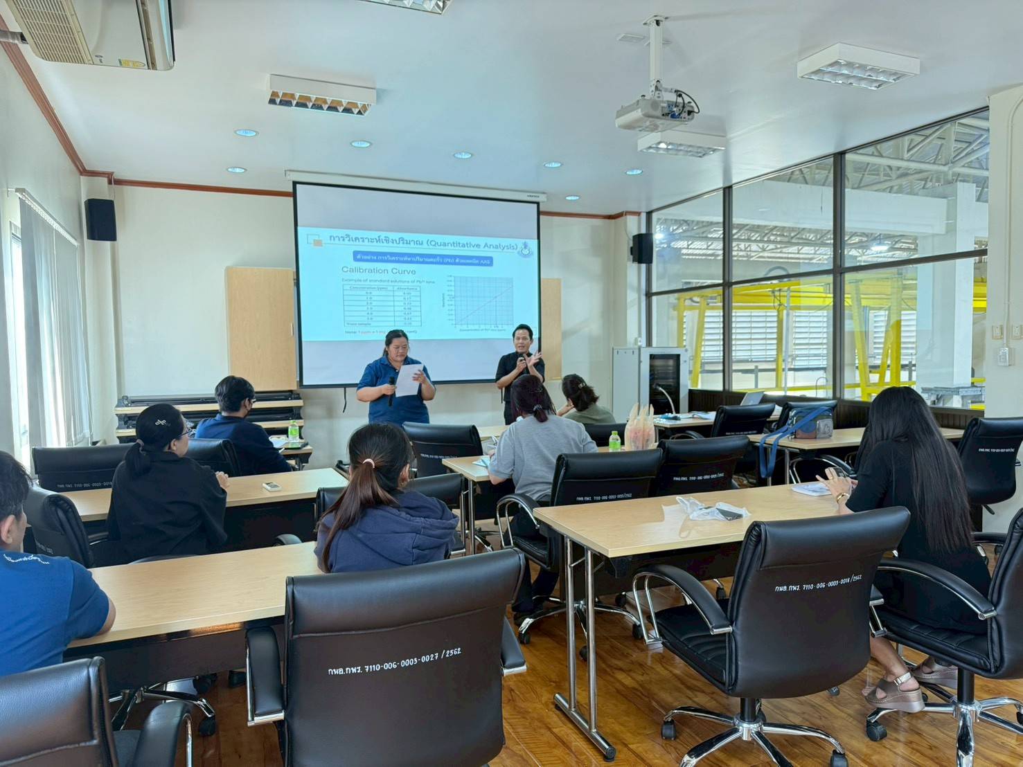 เจ้าหน้าที่ กนอ. ให้การต้อนรับเจ้าหน้าที่จากบริษัท โอกิทานิ (ไทยแลนด์) จำกัด  ห้องปฏิบัติการทดสอบ กลุ่มวิเคราะห์และตรวจสอบ ศูนย์วิจัยและพัฒนาเทคโนโลยีรีไซเคิล อ.พระประแดง จ.สมุทรปราการ