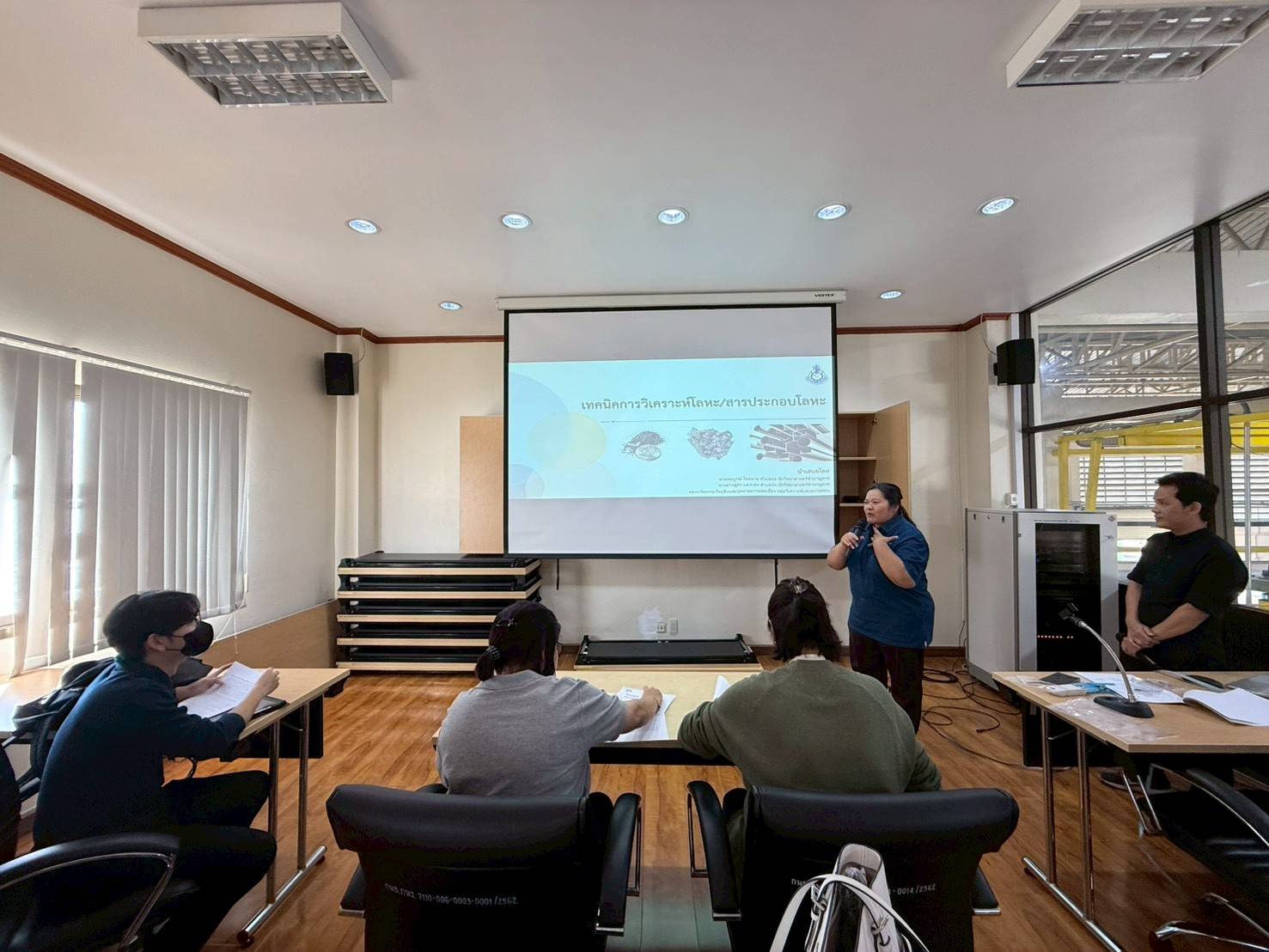 เจ้าหน้าที่ กนอ. ให้การต้อนรับเจ้าหน้าที่จากบริษัท โอกิทานิ (ไทยแลนด์) จำกัด  ห้องปฏิบัติการทดสอบ กลุ่มวิเคราะห์และตรวจสอบ ศูนย์วิจัยและพัฒนาเทคโนโลยีรีไซเคิล อ.พระประแดง จ.สมุทรปราการ