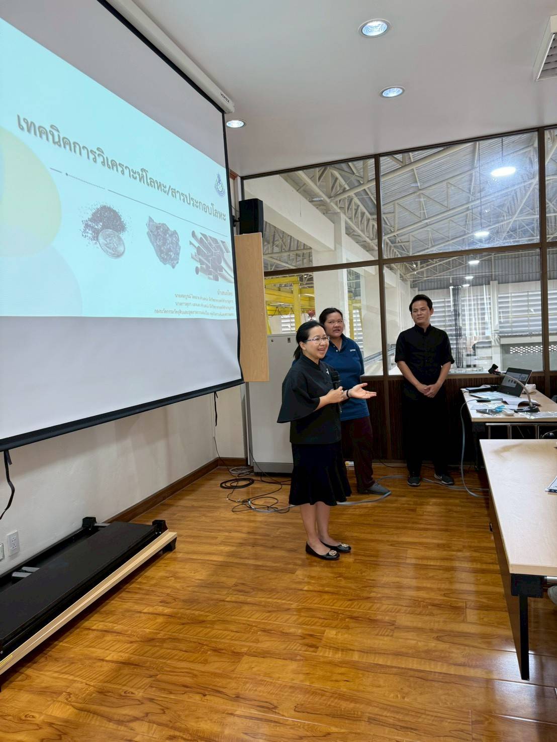 เจ้าหน้าที่ กนอ. ให้การต้อนรับเจ้าหน้าที่จากบริษัท โอกิทานิ (ไทยแลนด์) จำกัด  ห้องปฏิบัติการทดสอบ กลุ่มวิเคราะห์และตรวจสอบ ศูนย์วิจัยและพัฒนาเทคโนโลยีรีไซเคิล อ.พระประแดง จ.สมุทรปราการ