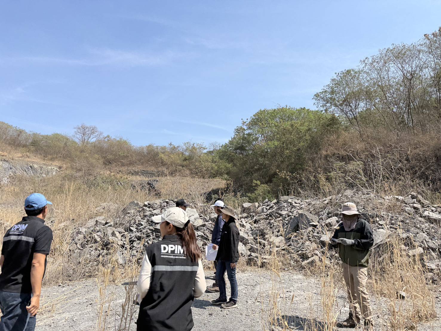 รพร.อานันท์ นำทีมลงพื้นที่ตรวจสอบข้อเท็จจริงกรณีบริษัท ทีพีไอ โพลีน จำกัด (มหาชน) ได้ขอปฏิบัติการชำระหนี้ ตามคำพิพากษาของศาลทั้ง 5 คดี โดยการนำแร่หินไปถมกลับคืนพื้นที่เดิม