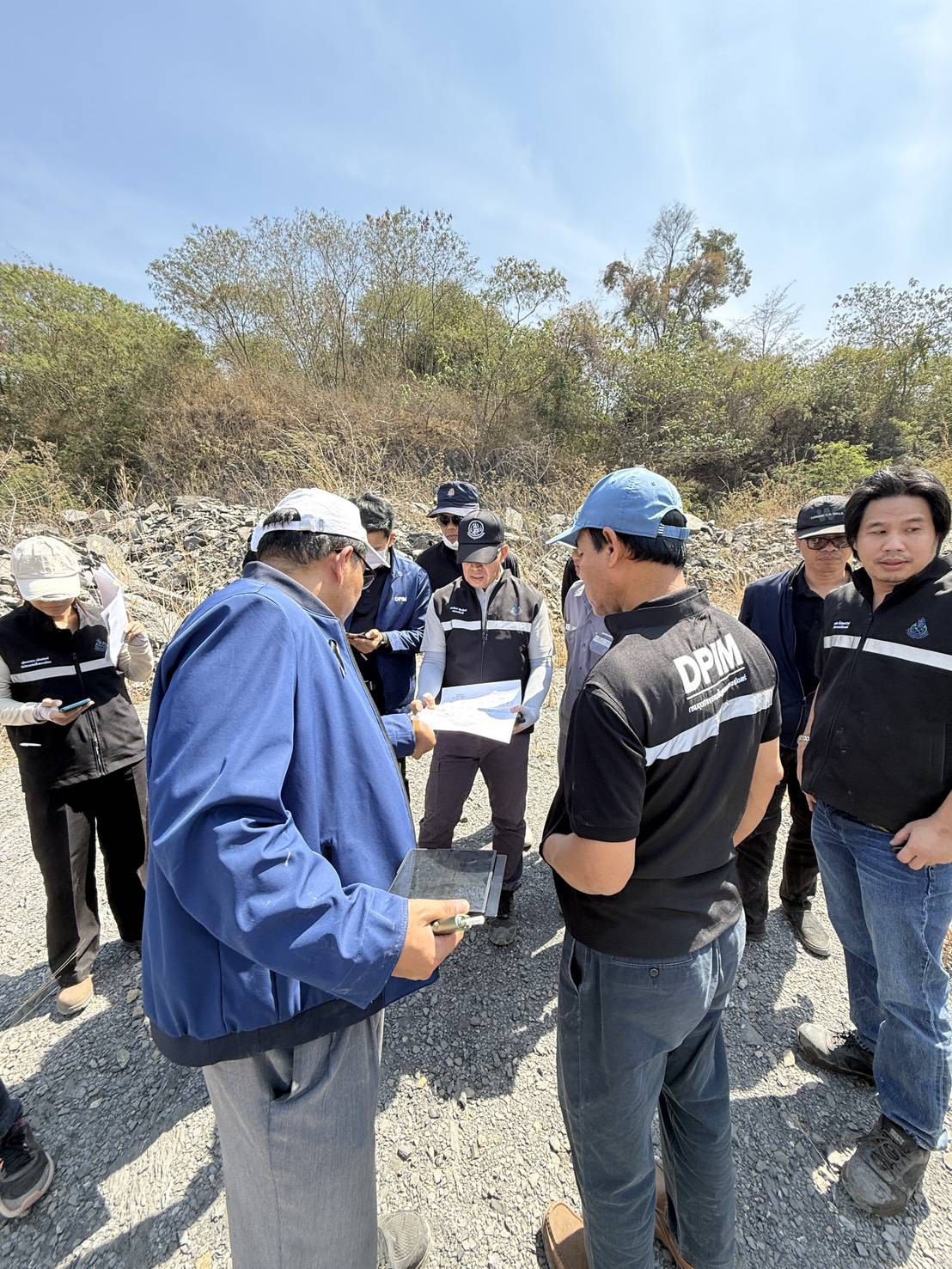 รพร.อานันท์ นำทีมลงพื้นที่ตรวจสอบข้อเท็จจริงกรณีบริษัท ทีพีไอ โพลีน จำกัด (มหาชน) ได้ขอปฏิบัติการชำระหนี้ ตามคำพิพากษาของศาลทั้ง 5 คดี โดยการนำแร่หินไปถมกลับคืนพื้นที่เดิม