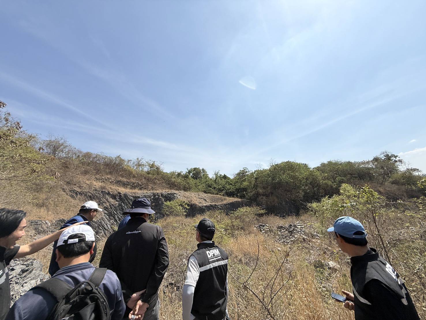 รพร.อานันท์ นำทีมลงพื้นที่ตรวจสอบข้อเท็จจริงกรณีบริษัท ทีพีไอ โพลีน จำกัด (มหาชน) ได้ขอปฏิบัติการชำระหนี้ ตามคำพิพากษาของศาลทั้ง 5 คดี โดยการนำแร่หินไปถมกลับคืนพื้นที่เดิม