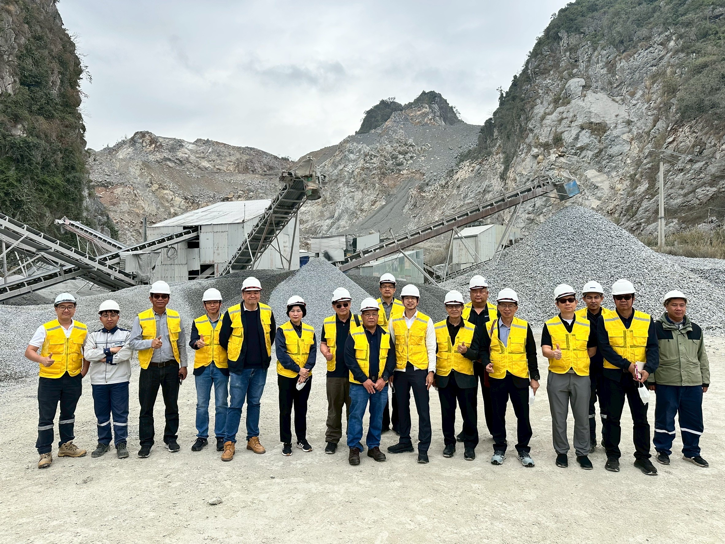 อพร.อดิทัต นำคณะเข้าศึกษาดูงานเหมืองแร่ของเวียดนาม ณ สาธารณรัฐสังคมนิยมเวียดนาม