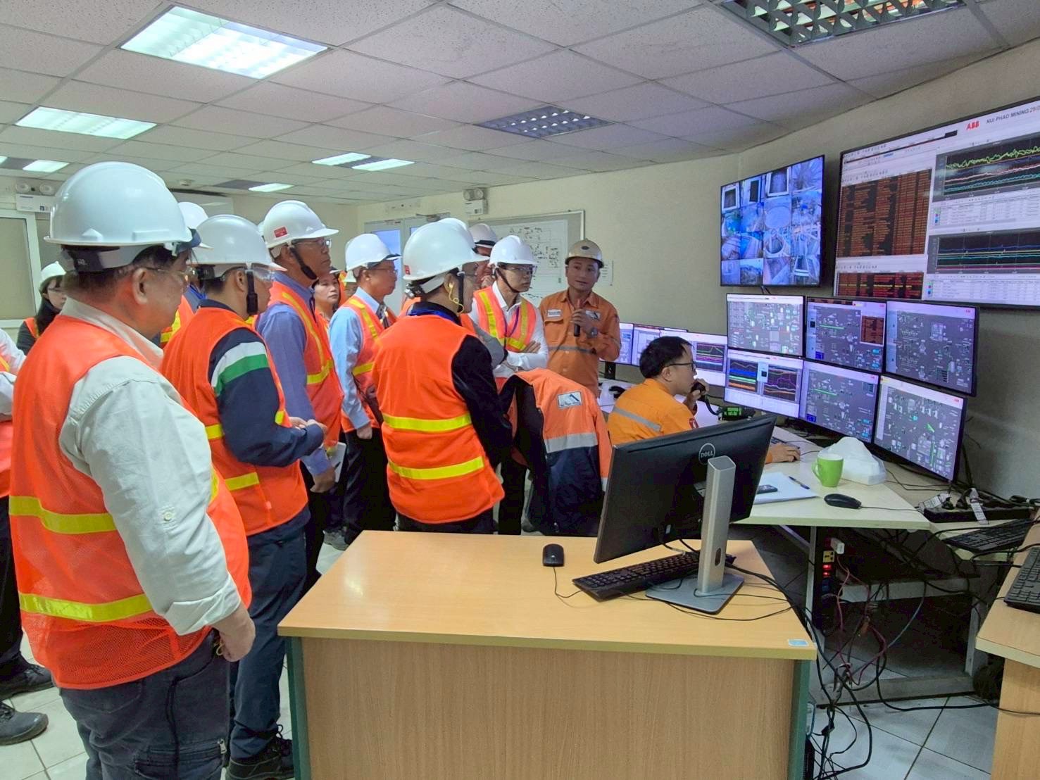 อพร.อดิทัต นำคณะเข้าศึกษาดูงานเหมืองแร่ของเวียดนาม ณ สาธารณรัฐสังคมนิยมเวียดนาม