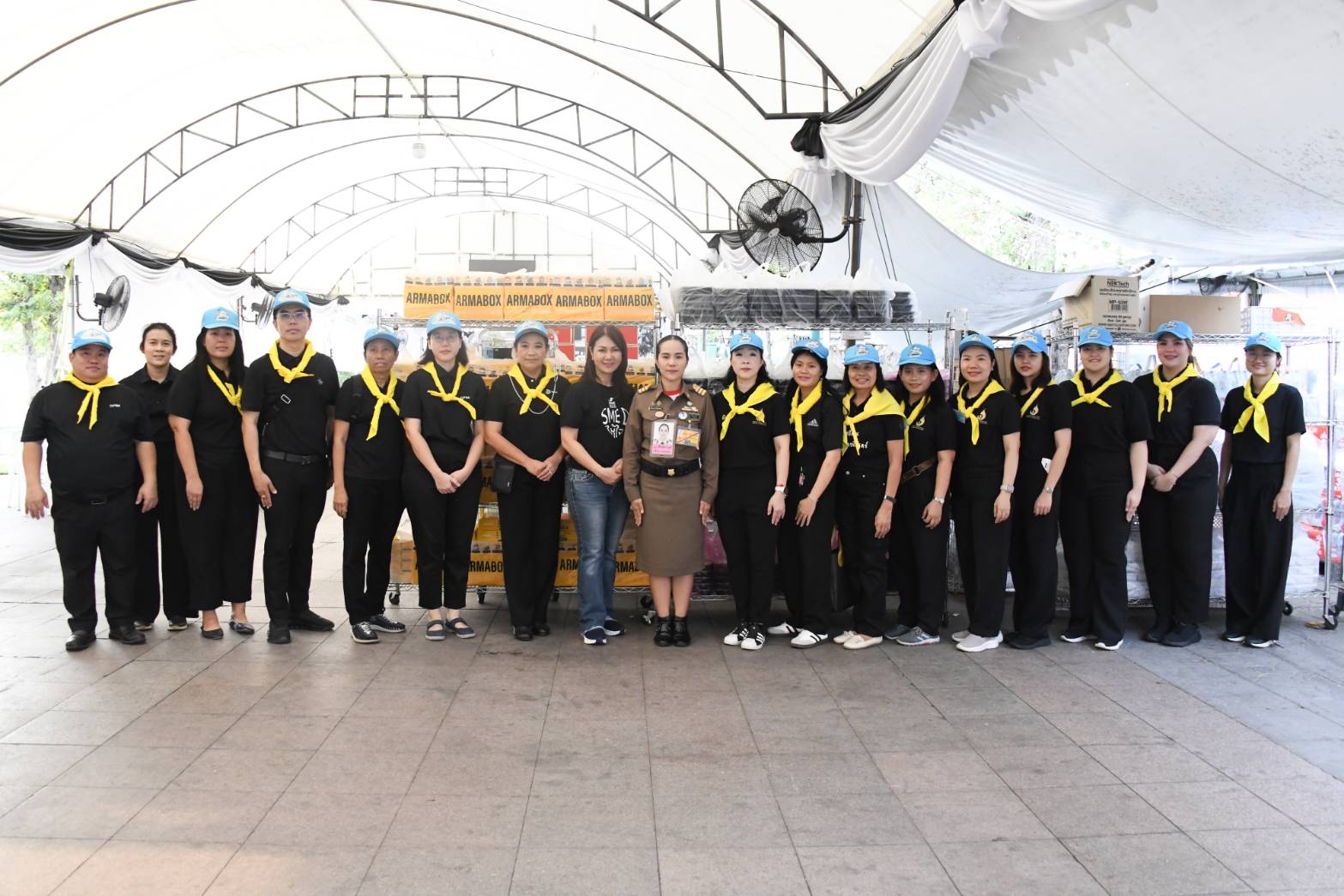 ลสล. พร้อมด้วยเจ้าหน้าที่ กพร. ร่วมส่งมอบอาหารพร้อมน้ำดื่ม สำหรับบริการประชาชนที่เข้ากราบสักการะพระบรมศพ สมเด็จพระนางเจ้าสิริกิติ์ พระบรมราชินีนาถ พระบรมราชชนนีพันปีหลวง