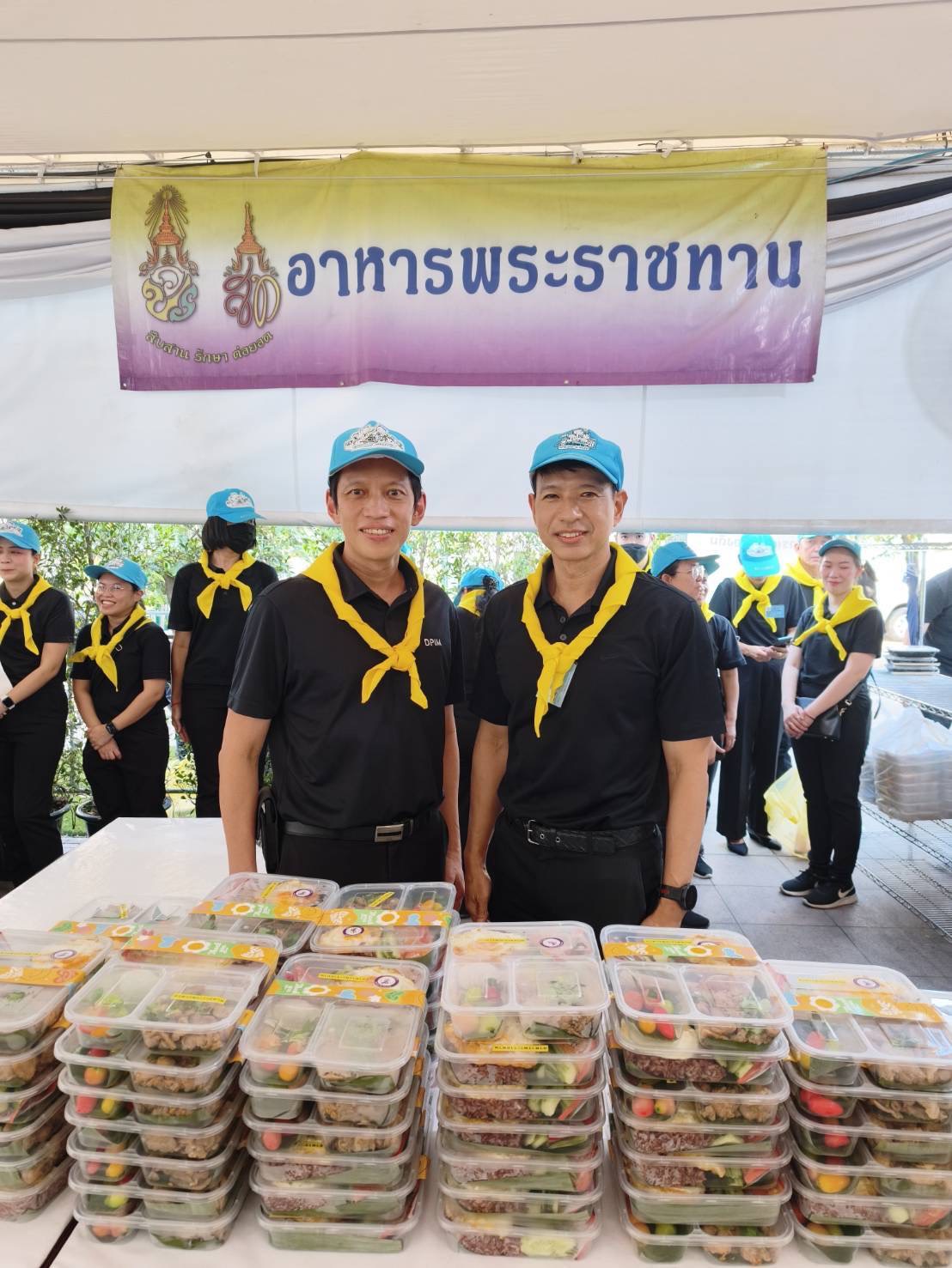 อพร.อดิทัต พร้อมด้วย รพร.ปณตสรรค์ ร่วมกิจกรรมบำเพ็ญสาธารณประโยชน์ มอบอาหารและน้ำดื่มบริการประชาชนที่เดินทางมาร่วมกราบบังคมพระบรมศพ สมเด็จพระนางเจ้าสิริกิติ์ พระบรมราชินีนาถ พระบรมราชชนนีพันปีหลวง