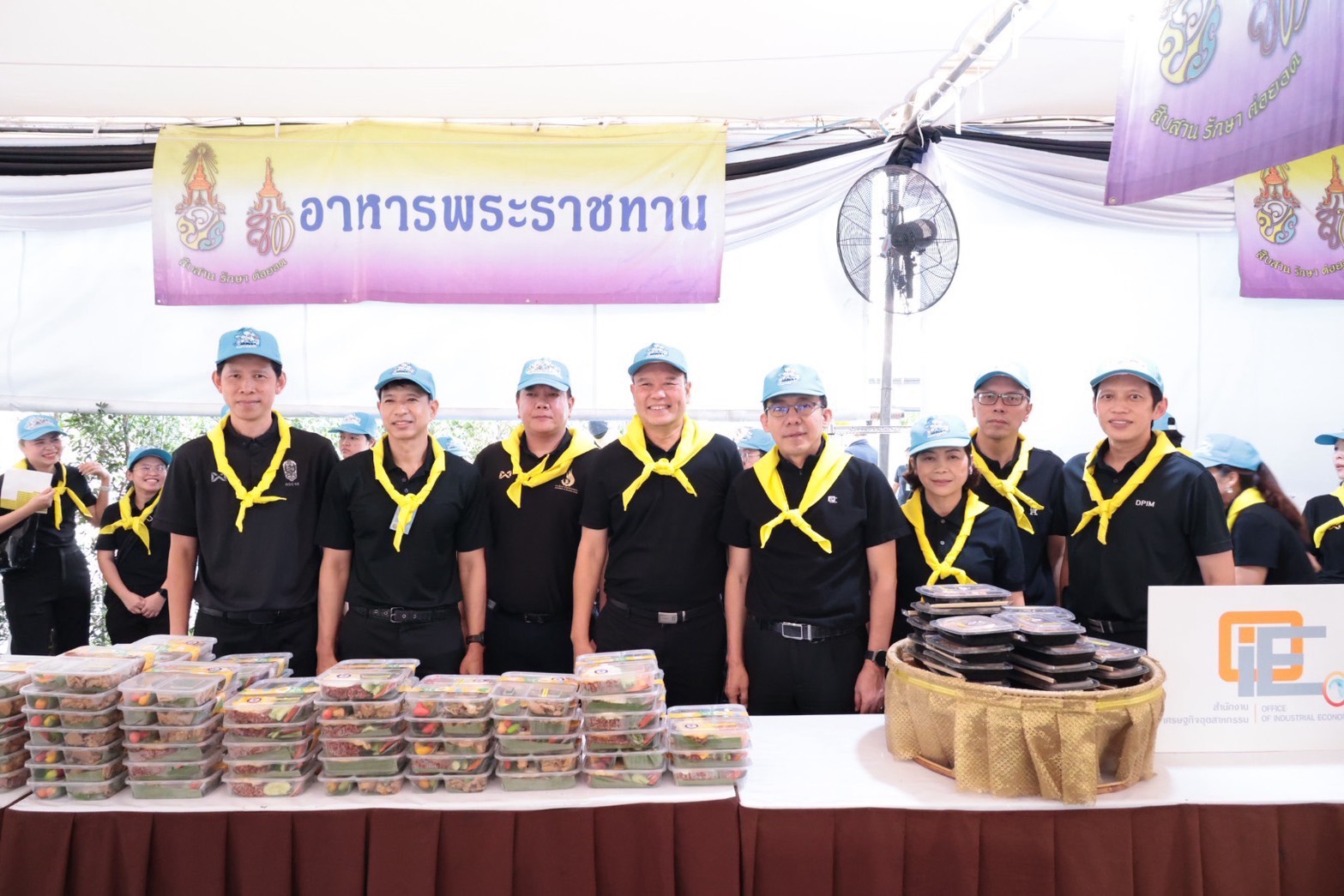 อพร.อดิทัต พร้อมด้วย รพร.ปณตสรรค์ ร่วมกิจกรรมบำเพ็ญสาธารณประโยชน์ มอบอาหารและน้ำดื่มบริการประชาชนที่เดินทางมาร่วมกราบบังคมพระบรมศพ สมเด็จพระนางเจ้าสิริกิติ์ พระบรมราชินีนาถ พระบรมราชชนนีพันปีหลวง