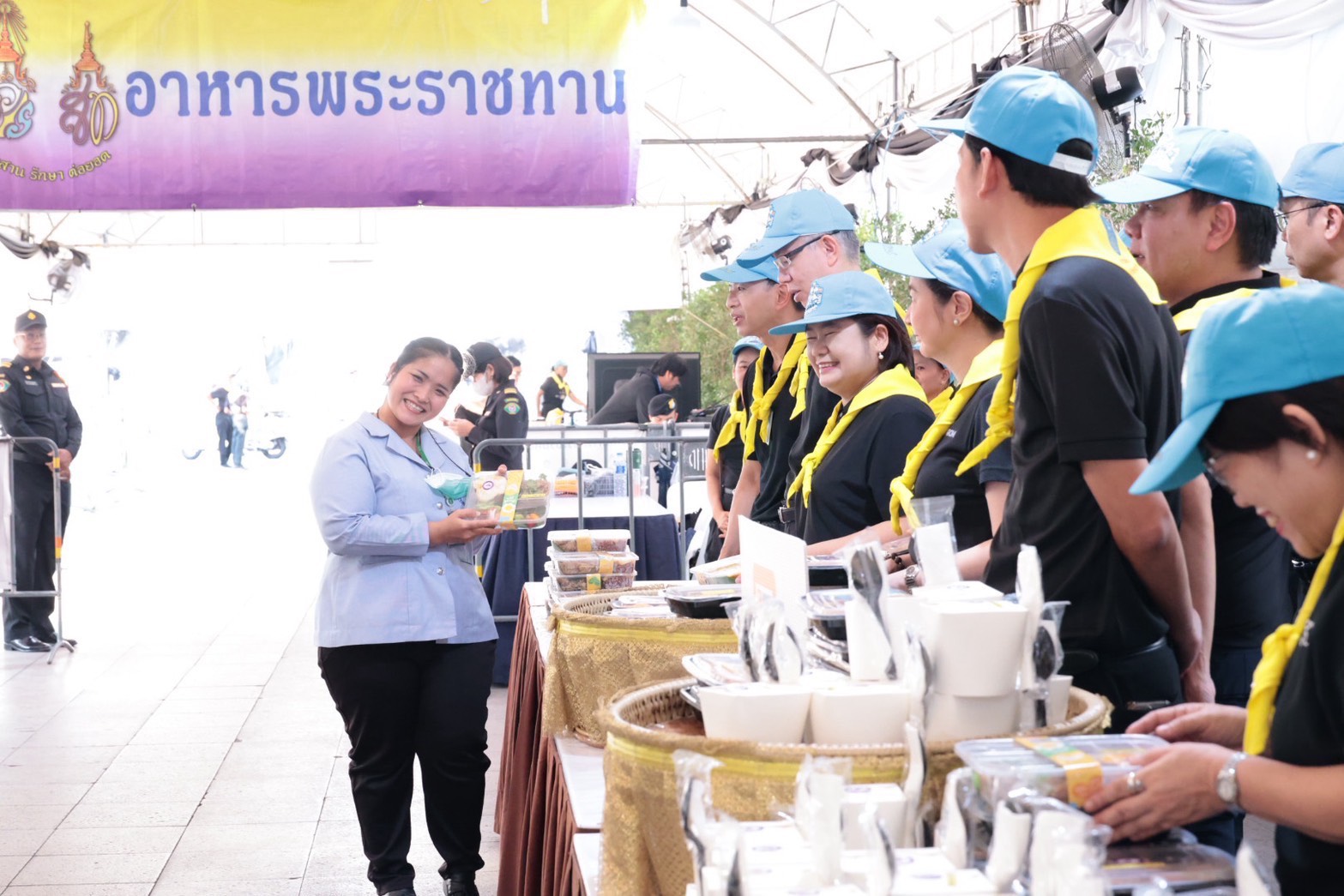 อพร.อดิทัต พร้อมด้วย รพร.ปณตสรรค์ ร่วมกิจกรรมบำเพ็ญสาธารณประโยชน์ มอบอาหารและน้ำดื่มบริการประชาชนที่เดินทางมาร่วมกราบบังคมพระบรมศพ สมเด็จพระนางเจ้าสิริกิติ์ พระบรมราชินีนาถ พระบรมราชชนนีพันปีหลวง