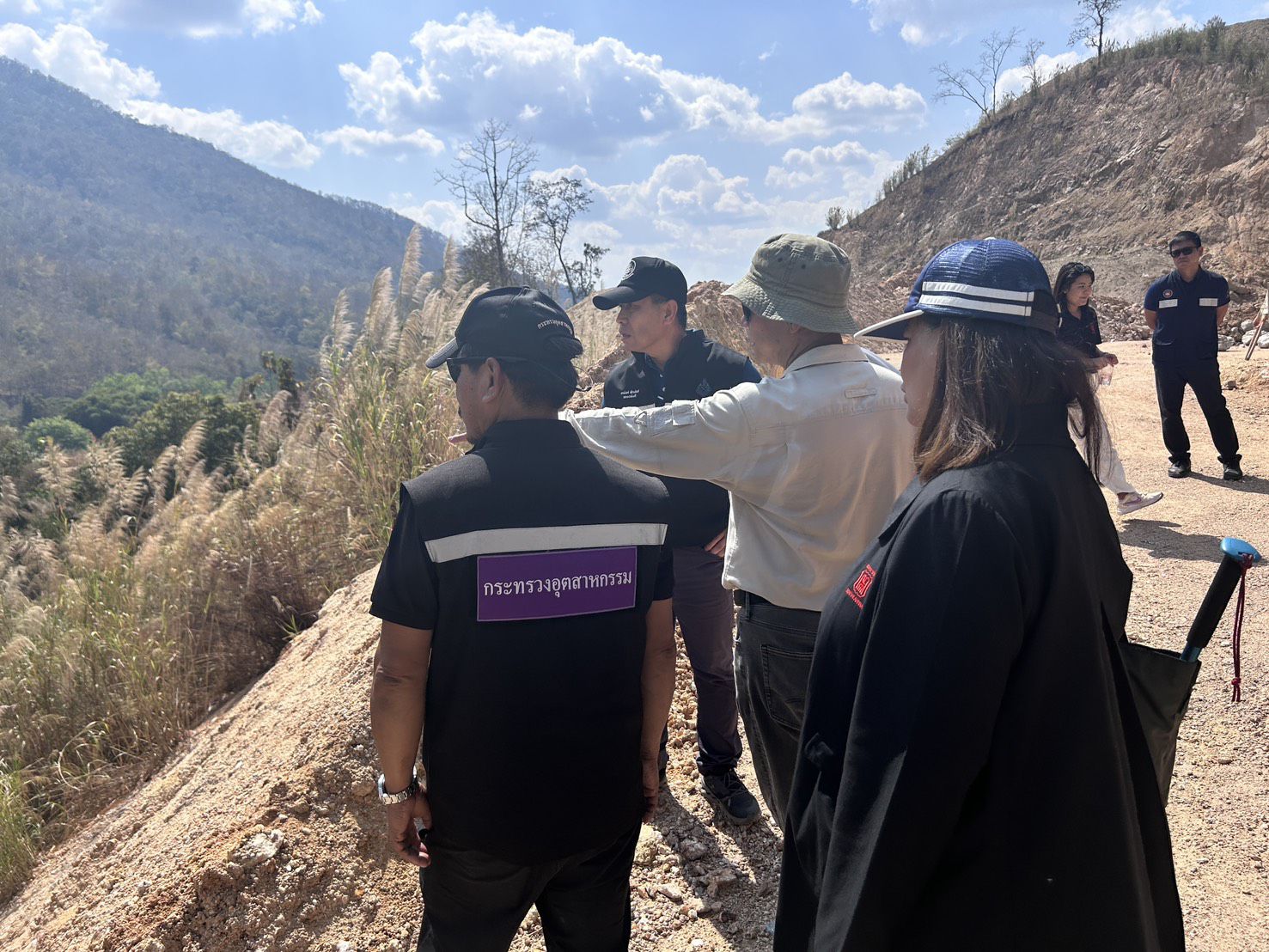 กพร. ร่วมลงพื้นที่ตรวจสอบการปฏิบัติตามแผนผังโครงการทำเหมือง และมาตรการป้องกันและแก้ไขผลกระทบสิ่งแวดล้อม ของบริษัท มหาลานนา จำกัด