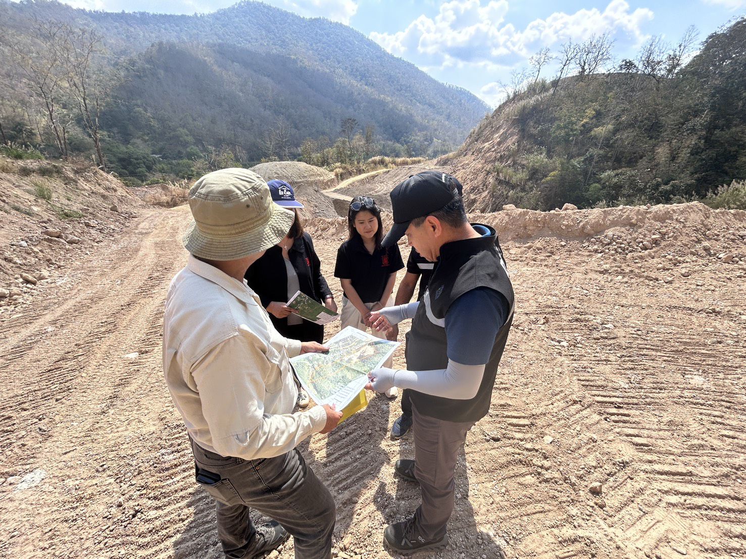 กพร. ร่วมลงพื้นที่ตรวจสอบการปฏิบัติตามแผนผังโครงการทำเหมือง และมาตรการป้องกันและแก้ไขผลกระทบสิ่งแวดล้อม ของบริษัท มหาลานนา จำกัด