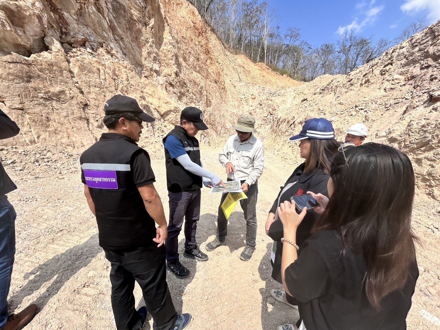 กพร. ร่วมลงพื้นที่ตรวจสอบการปฏิบัติตามแผนผังโครงการทำเหมือง และมาตรการป้องกันและแก้ไขผลกระทบสิ่งแวดล้อม ของบริษัท มหาลานนา จำกัด