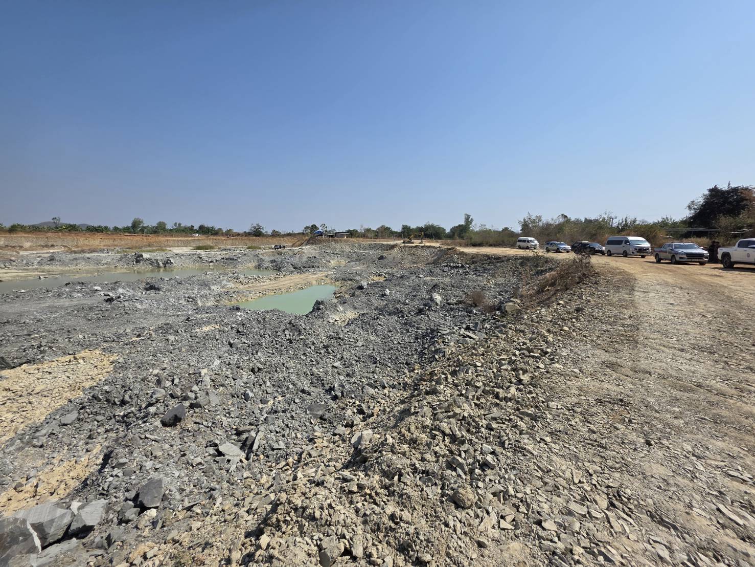 ผอ.สรข.7 ร่วมตรวจสอบกรณีมีผู้ร้องเรียนว่ามีการใช้แบคโฮขุดเจาะหินและดิน ซึ่งทำให้เกิดเสียงดังรบกวนและฝุ่นหินจำนวนมาก ในพื้นที่หมู่ที่ 11 ต.ทุ่งหลวง อ.ปากท่อ จ.ราชบุรี