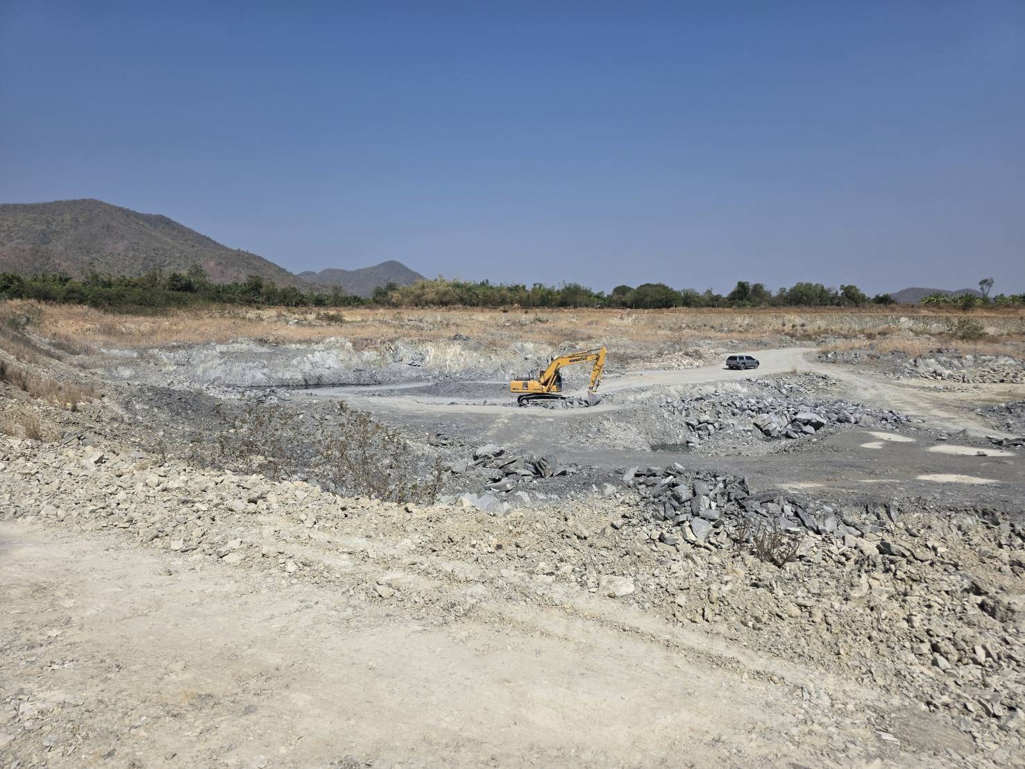 ผอ.สรข.7 ร่วมตรวจสอบกรณีมีผู้ร้องเรียนว่ามีการใช้แบคโฮขุดเจาะหินและดิน ซึ่งทำให้เกิดเสียงดังรบกวนและฝุ่นหินจำนวนมาก ในพื้นที่หมู่ที่ 11 ต.ทุ่งหลวง อ.ปากท่อ จ.ราชบุรี