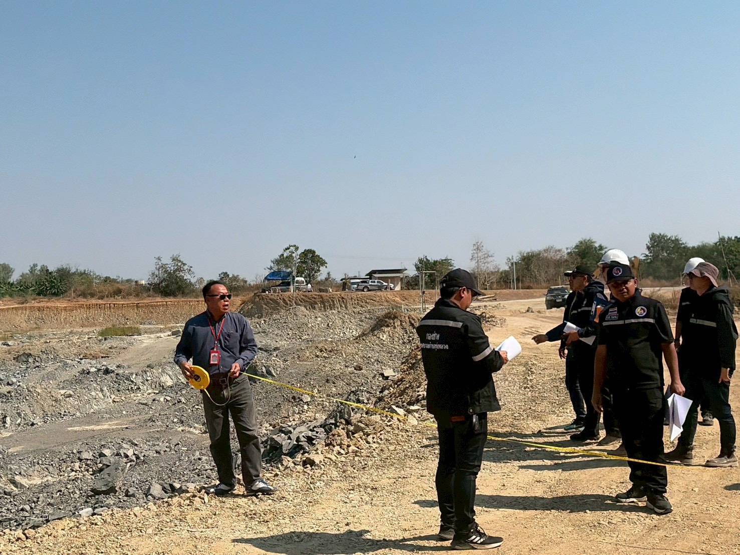 ผอ.สรข.7 ร่วมตรวจสอบกรณีมีผู้ร้องเรียนว่ามีการใช้แบคโฮขุดเจาะหินและดิน ซึ่งทำให้เกิดเสียงดังรบกวนและฝุ่นหินจำนวนมาก ในพื้นที่หมู่ที่ 11 ต.ทุ่งหลวง อ.ปากท่อ จ.ราชบุรี