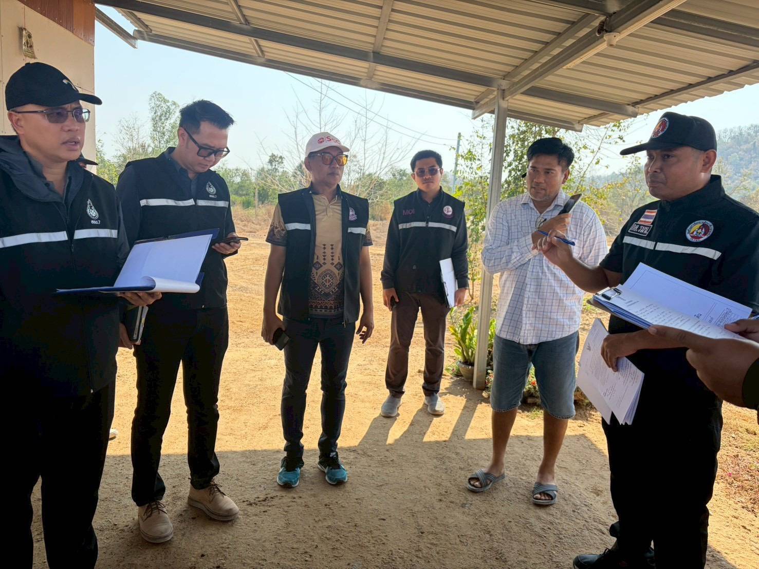 ผอ.สรข.7 ร่วมตรวจสอบกรณีมีผู้ร้องเรียนว่ามีการใช้แบคโฮขุดเจาะหินและดิน ซึ่งทำให้เกิดเสียงดังรบกวนและฝุ่นหินจำนวนมาก ในพื้นที่หมู่ที่ 11 ต.ทุ่งหลวง อ.ปากท่อ จ.ราชบุรี