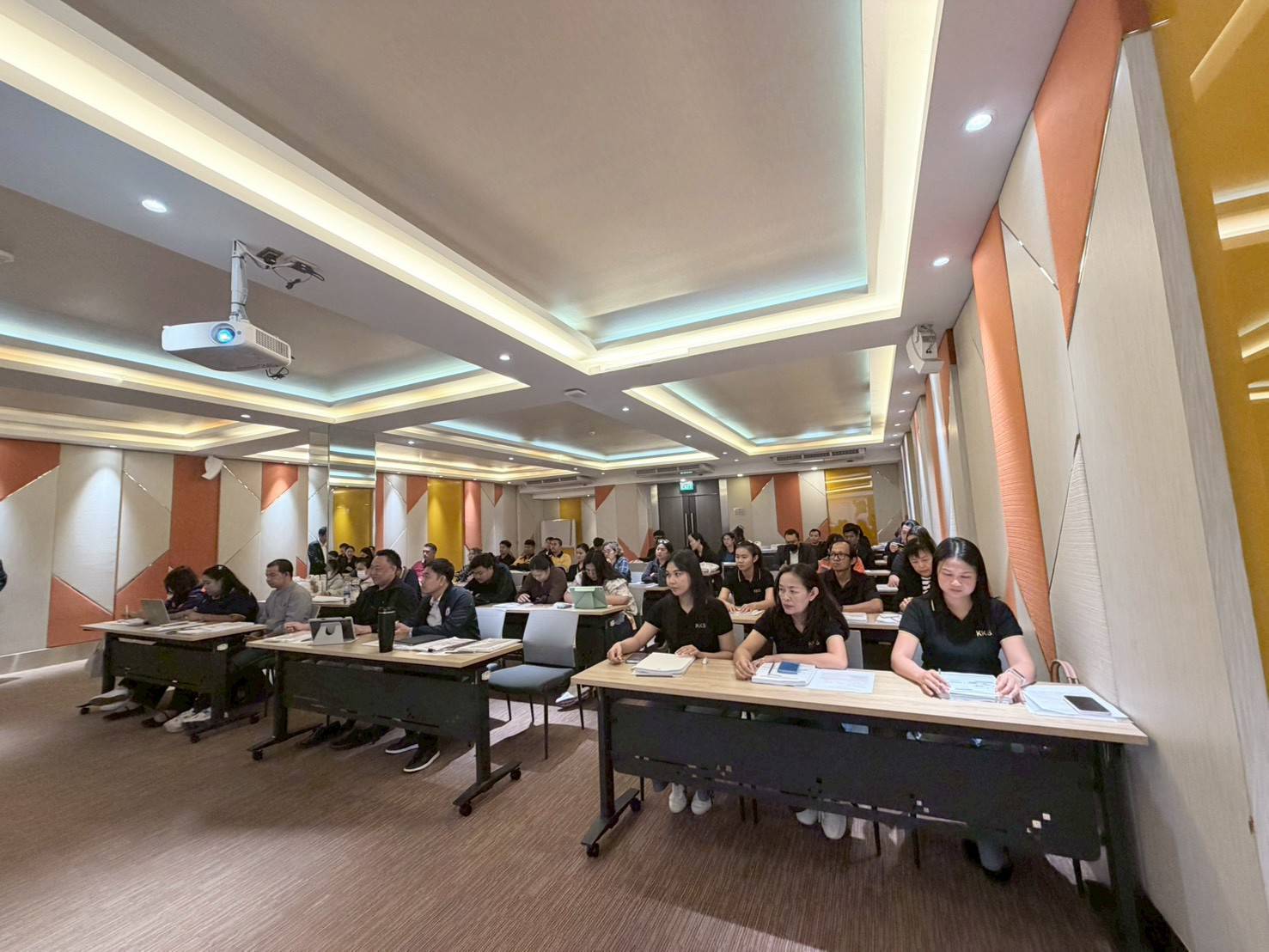 ผอ.สรข.8 เป็นประธานและวิทยากรบรรยายให้ผู้เข้าร่วมการฝึกอบรมสัมมนาการตรวจสอบกำกับดูแลและส่งเสริมการประกอบการเหมืองแร่ ตามแนวทางเหมืองแร่ดีคู่ชุมชน