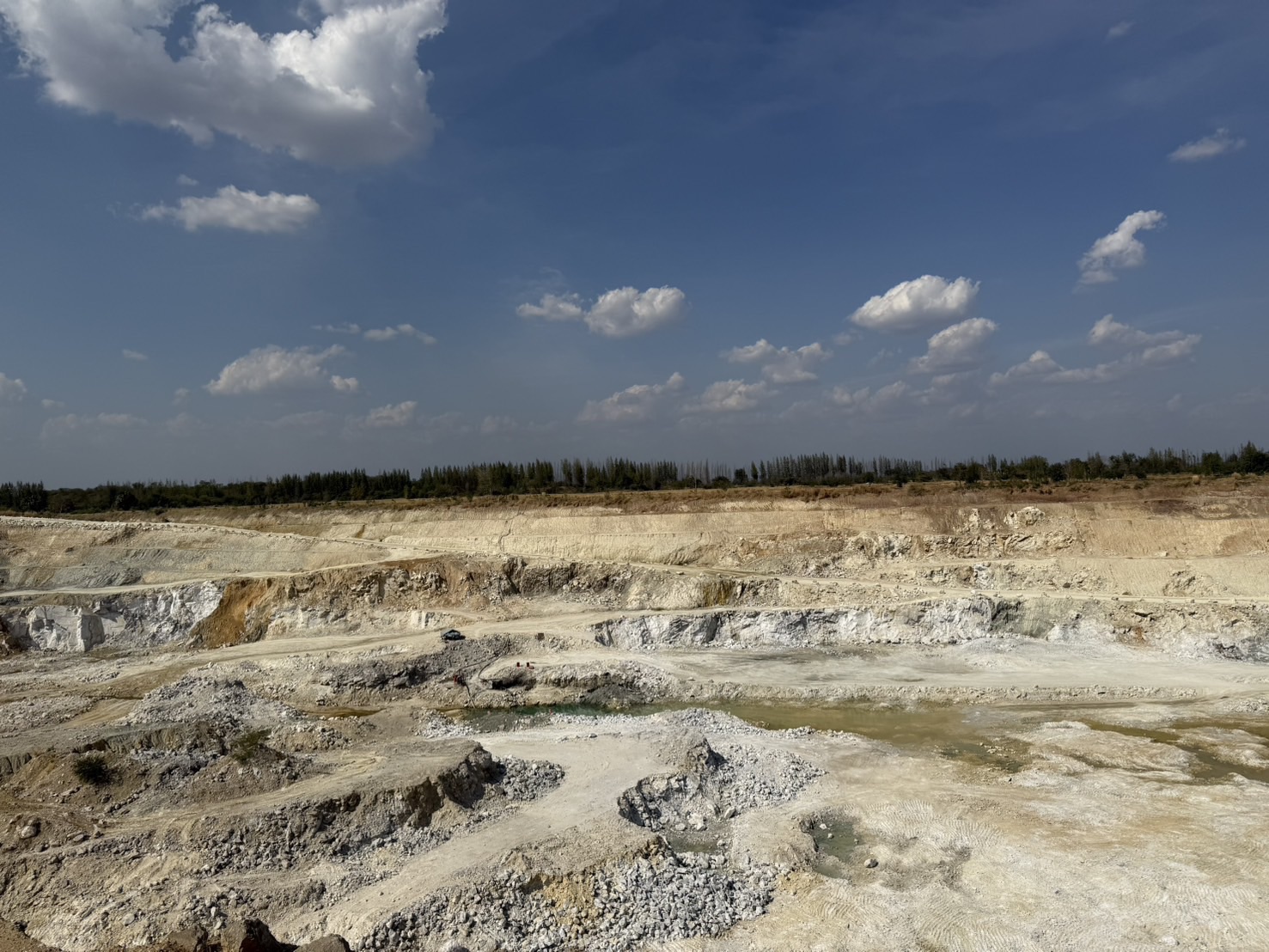 รองปลัดฯ สุนทร นำคณะตรวจเยี่ยมเหมืองยิปซัม \'สหชาติเศรษฐกิจ\' นครสวรรค์ มุ่งยกระดับการทำเหมืองที่เป็นมิตรต่อสิ่งแวดล้อมและสังคม