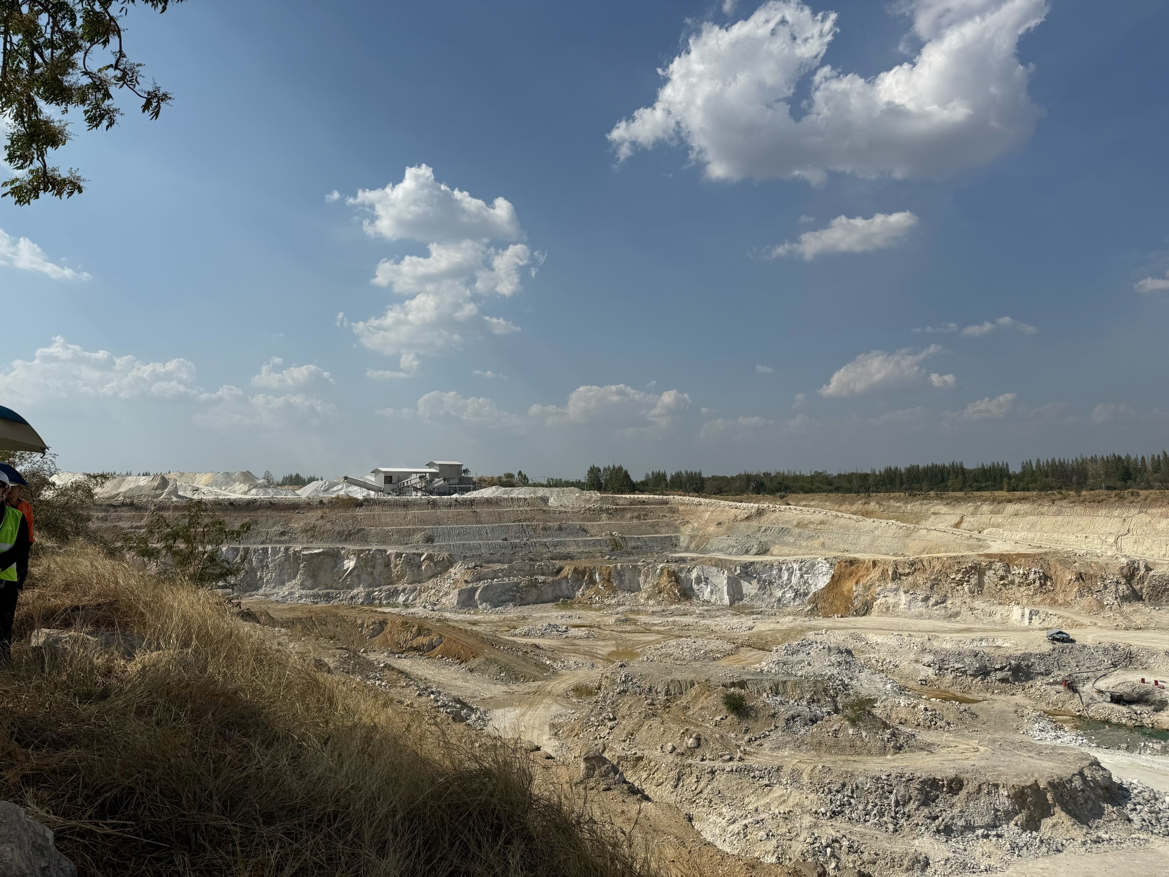 รองปลัดฯ สุนทร นำคณะตรวจเยี่ยมเหมืองยิปซัม \'สหชาติเศรษฐกิจ\' นครสวรรค์ มุ่งยกระดับการทำเหมืองที่เป็นมิตรต่อสิ่งแวดล้อมและสังคม