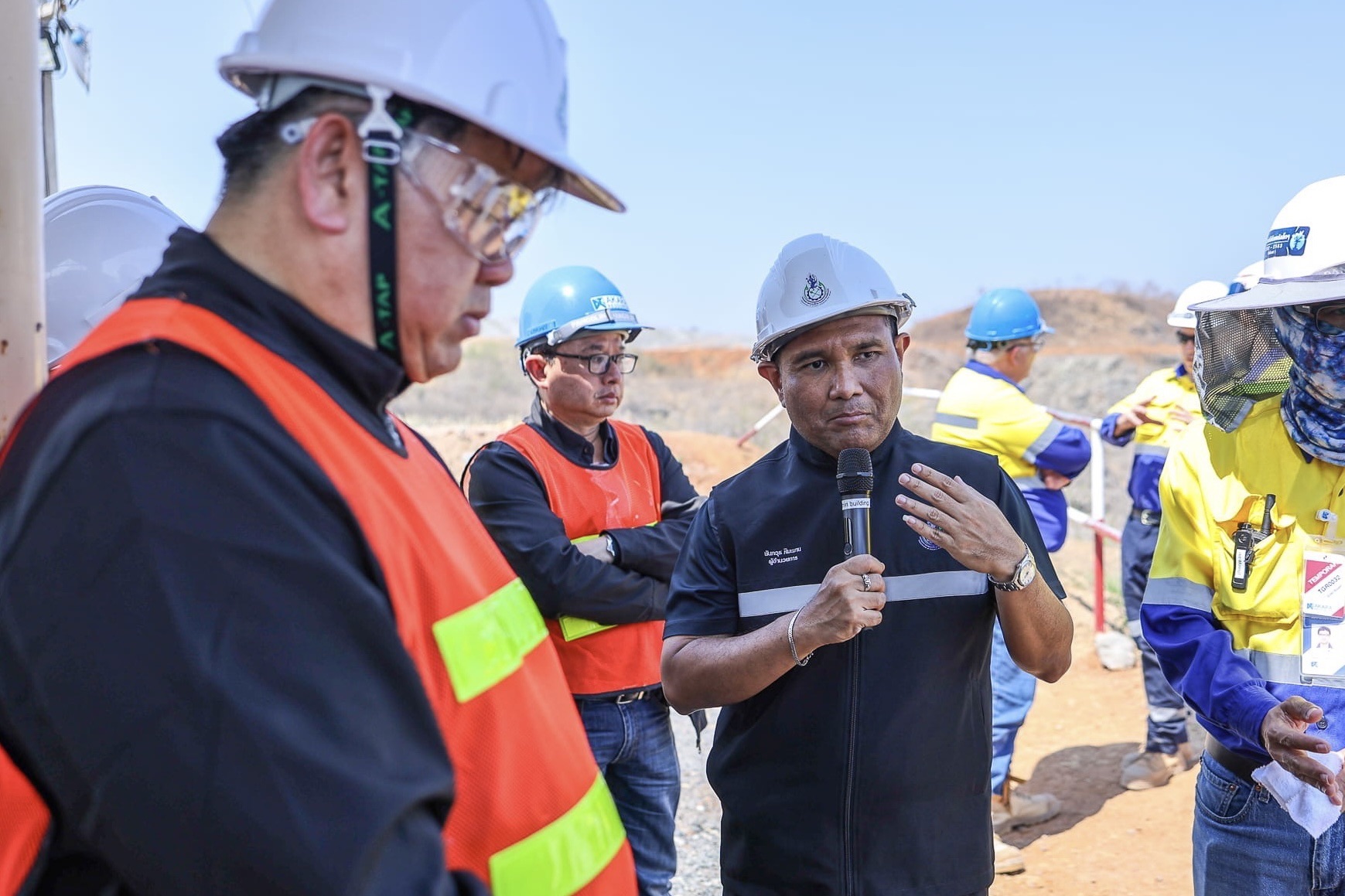 รองปลัดฯ สุนทร นำคณะตรวจเยี่ยมเหมืองทองอัคราฯ ชมเทคโนโลยีการทำเหมืองแร่ทองคำและเงิน