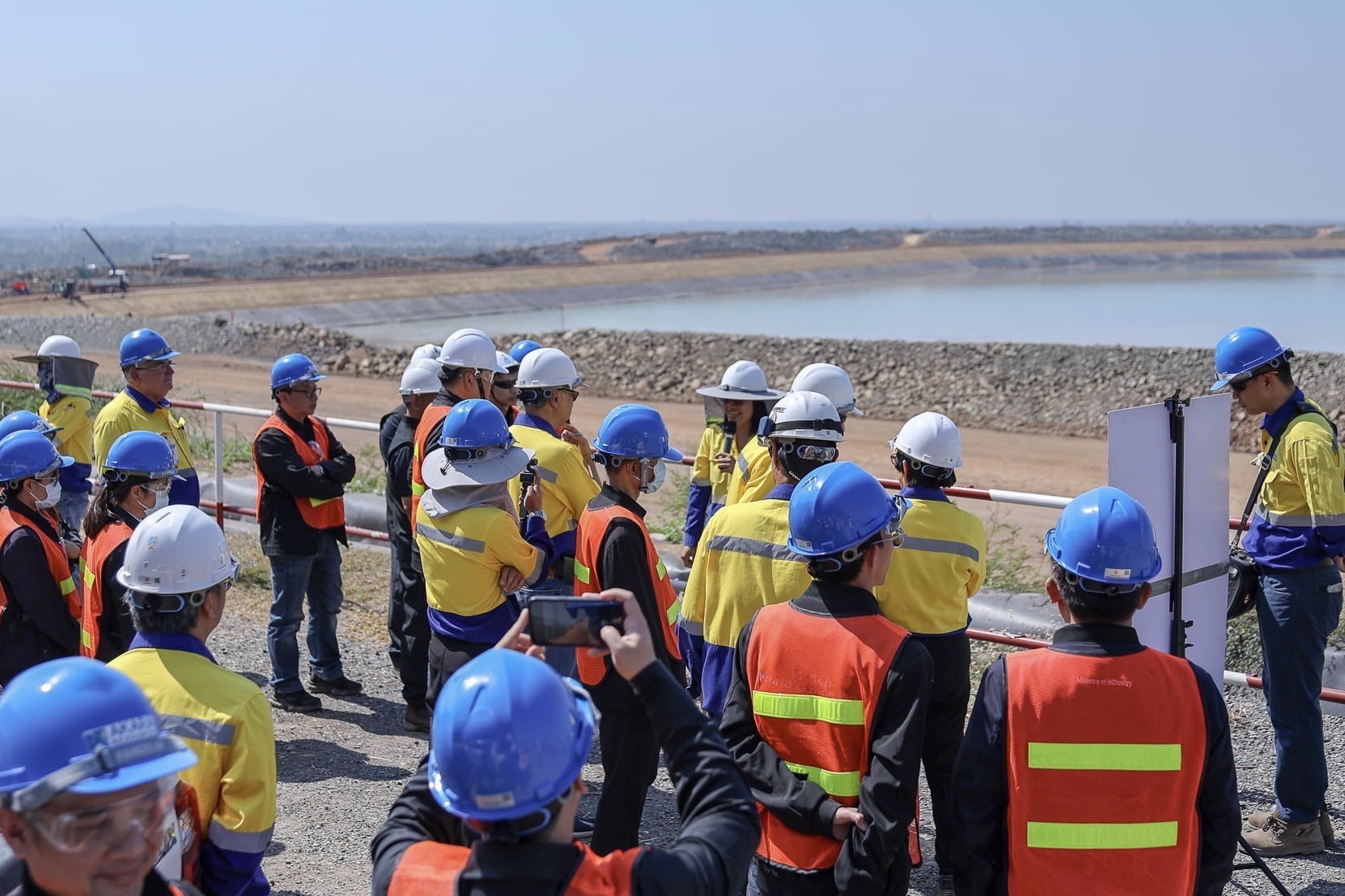 รองปลัดฯ สุนทร นำคณะตรวจเยี่ยมเหมืองทองอัคราฯ ชมเทคโนโลยีการทำเหมืองแร่ทองคำและเงิน