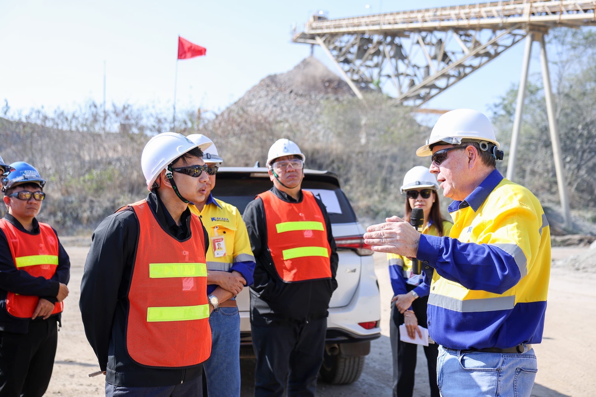 รองปลัดฯ สุนทร นำคณะตรวจเยี่ยมเหมืองทองอัคราฯ ชมเทคโนโลยีการทำเหมืองแร่ทองคำและเงิน